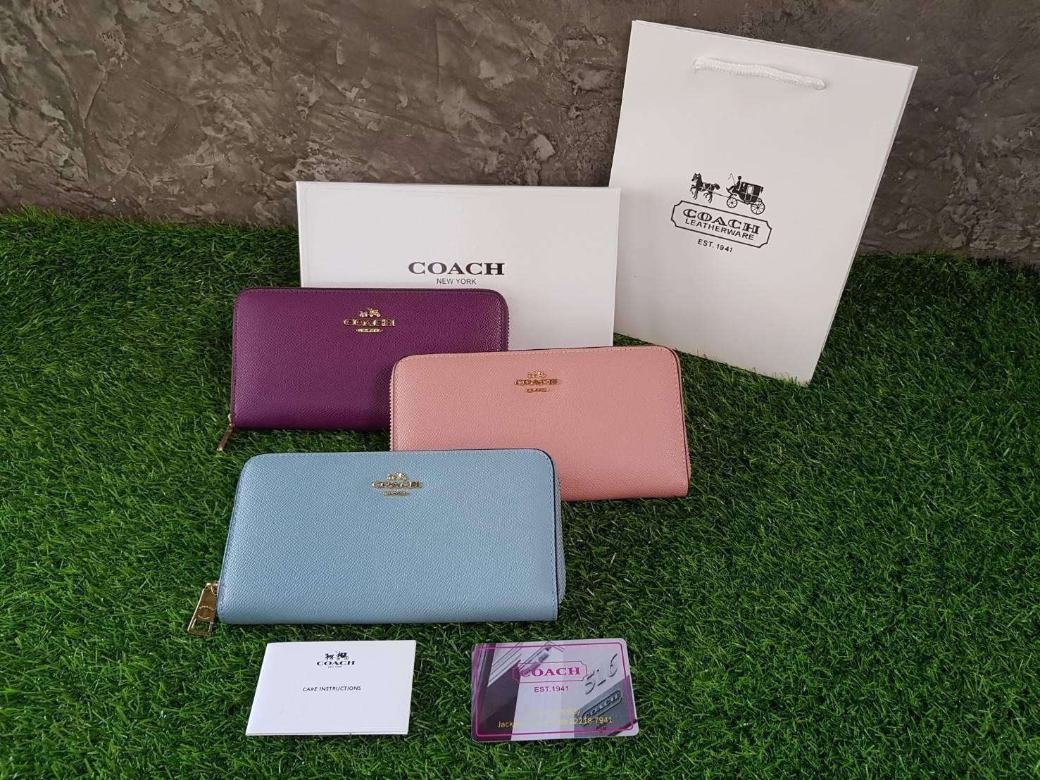 Coach longvwallet กระเป๋าสตางค์ใบยาวซิปรอบ ด้านหน้าตประดับโลโก้แบรนด์ อะไหล่ทอง ซิปแบรนด์ปั๊ม ภายในมีช่องใส่บัตร 1 2ช่อง และช่องใส่ธนบัตร 3 ช่อง มีช่องซิปกลางใส่เหรียญค่ะ