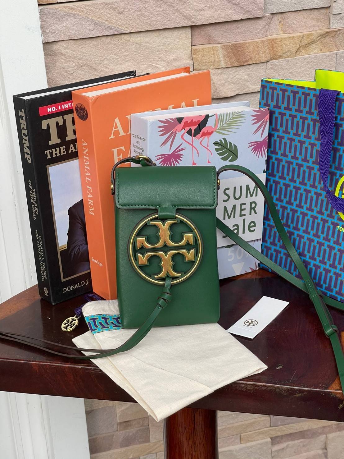 ของแท้ 💯% TORY BURCH MILLER METAL PHONE CROSSBODY อีกหนึ่งกระเป๋าใส่มือถือรุ่นฮิตที่เชื่อว่าหลาย ๆ คนต้องเคยเห็นผ่าน ๆ ตามาอย่างแน่นอน