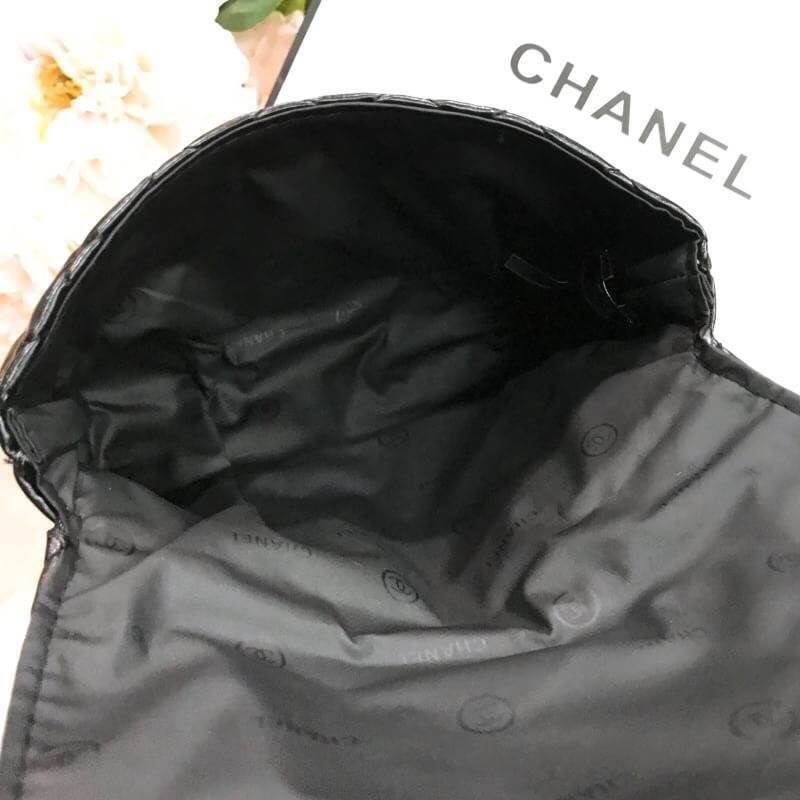 พร้อมส่งแล้วค่ะ..ใครไม่ทันรอบที่แล้วจองด่วนจ้า! Chanel Waist Bag Gift With Purchase (GWP) กระเป๋าสะพายคาดเอวหรือคาดอกพรีเมี่ยมกิ้ฟของแท้จาก Chanel Perfume Counter รุ่น Limited Edition วัสดุหนังนิ่มลายตารางทรงเหลี่ยมมีโลโก้ด้านหน้า เปิดปิดด้วยฝาปิดกระดุมแม