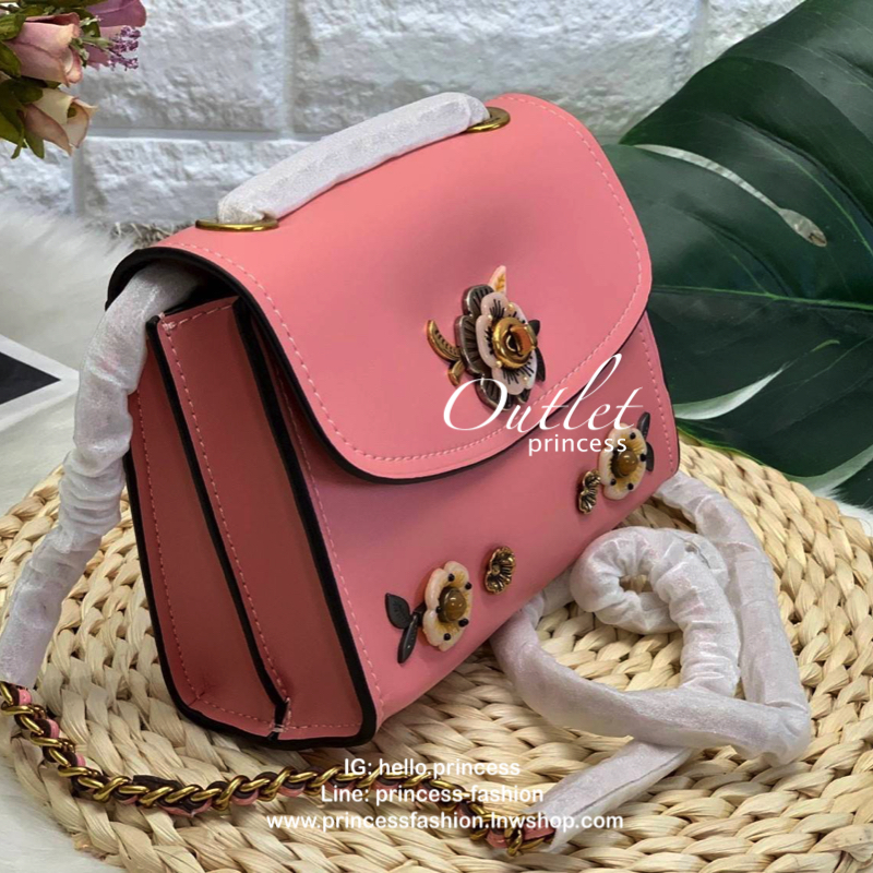 COACH PARKER MINI CROSSBODY BAG กระเป๋าสะพายจาก coach factory outlet วัสดุ pvc หนังนิ่ม ด้านหน้าแต่งอะไหล่สวย น่ารักค่ะ เปิดปิดกระเป๋าแบบหมุนล็อค ภายในสามารถใส่มือถือได้ทุกรุ่น;กระเป๋าสตางค์ใบสั้นได้ มีช่องเล็กใส่ของจุกจิกค่ะ ซัปในผ้ากึ่งกำมะหยี่นุ่มมือที