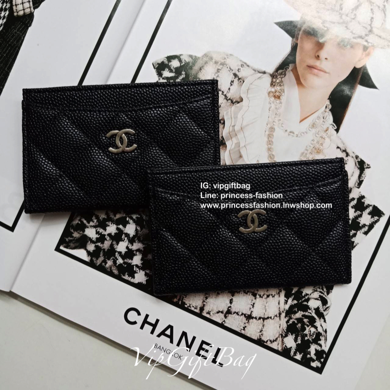 Chanel Cavier Card Holder in Black(GWP) 💳 จากพรีเมี่ยมกิ้ฟแบรนด์หรูอย่าง chanel ดีไซน์สวยเก๋ **หนังคาเวียร์เงาแน่น ประดับ Logo brand อะไหล่เงิน **ขนาดกำลังน่ารัก ใส่บัตรได้ถึง 4 ใบ พกพาสะดวก จะซื้อไว้ใส่บัตรใบหรู หรือซื้อให้เป็นของขวัญ ก็ควรค่าที่