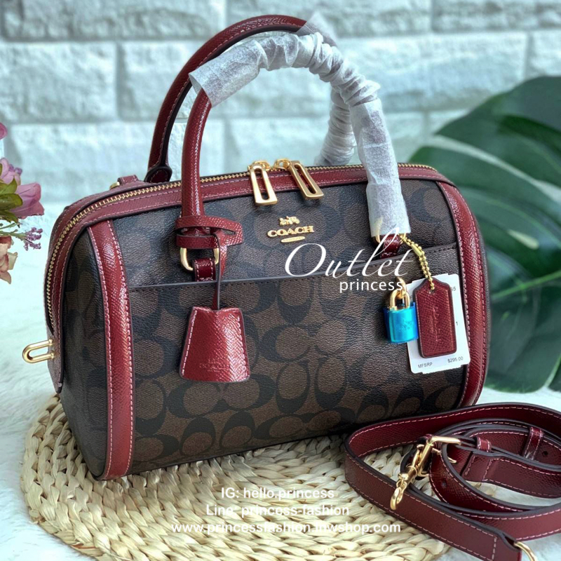 COACH ZOE BARREL SATCHEL IN SIGNATURE BAG กระเป๋าถือ/สะพายข้าง วัสดุหนังแกะแท้อย่างดี ลาย C ทั้งใบ ด้านหน้าห้อยอะไหล่กุญแจแบรนด์+พวงหนังแบรนด์ เพิ่มความหรู เปิดปิดกระเป๋าแบบซิปคู่ ภายในกว้างใส่ของได้จุ มีช่องโล่งใส่ของจุกจิกให้ ซับในบุผ้ากึ่งกำมะหยี่อย่าง