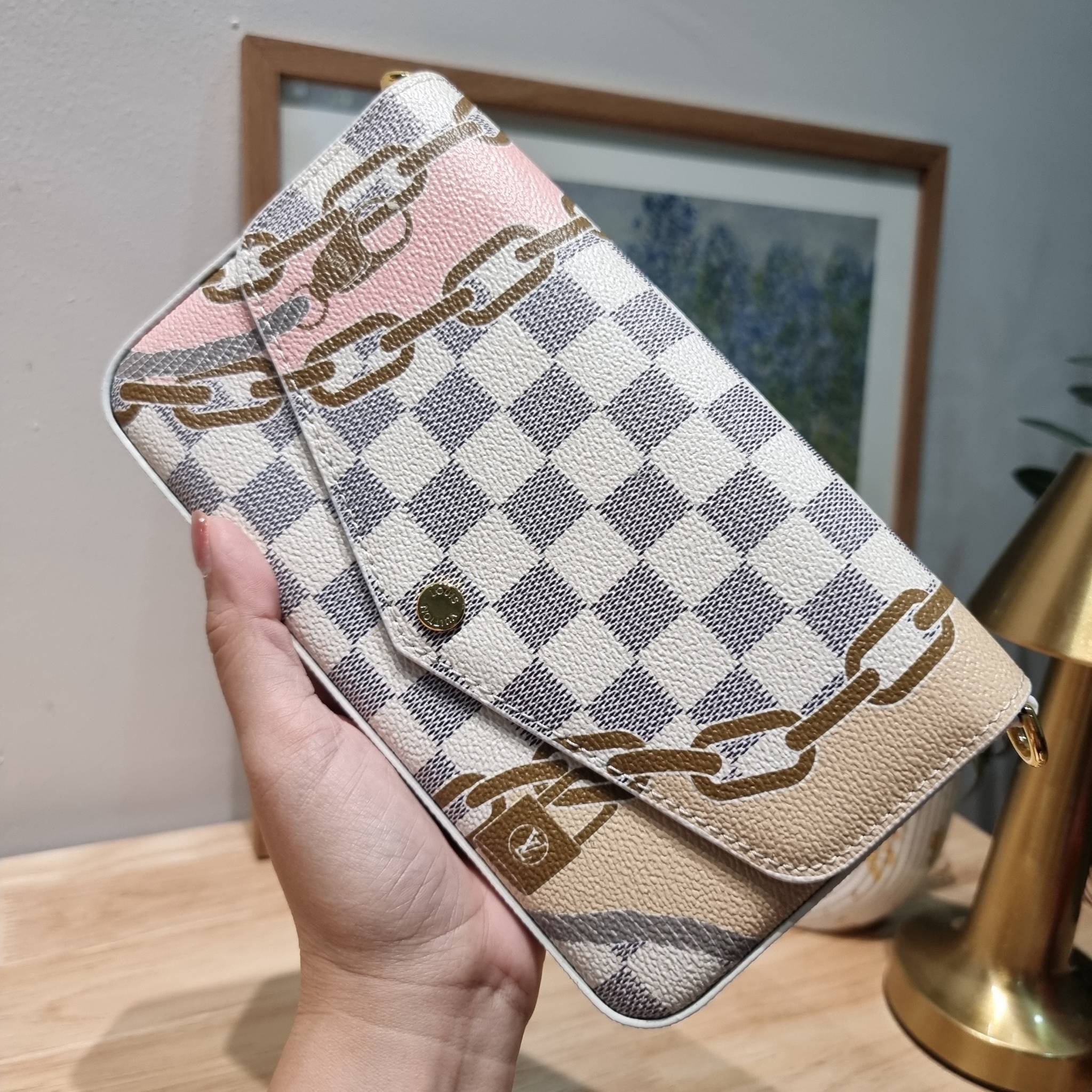 LV Felicie Pochette Damier Azur Canvas - Wallets and Small Leather / LV DAMIER AZUR POCHETTE WITH NAUTICAL PRINT เป็นหนึ่งคอลใหม่ที่มอบสีสันสดใสรับ summer ได้ดี กับกระเป๋าสะพายทรงพอช ดีไซน์ออกมาให้ใช้งานได้หลากหลาย