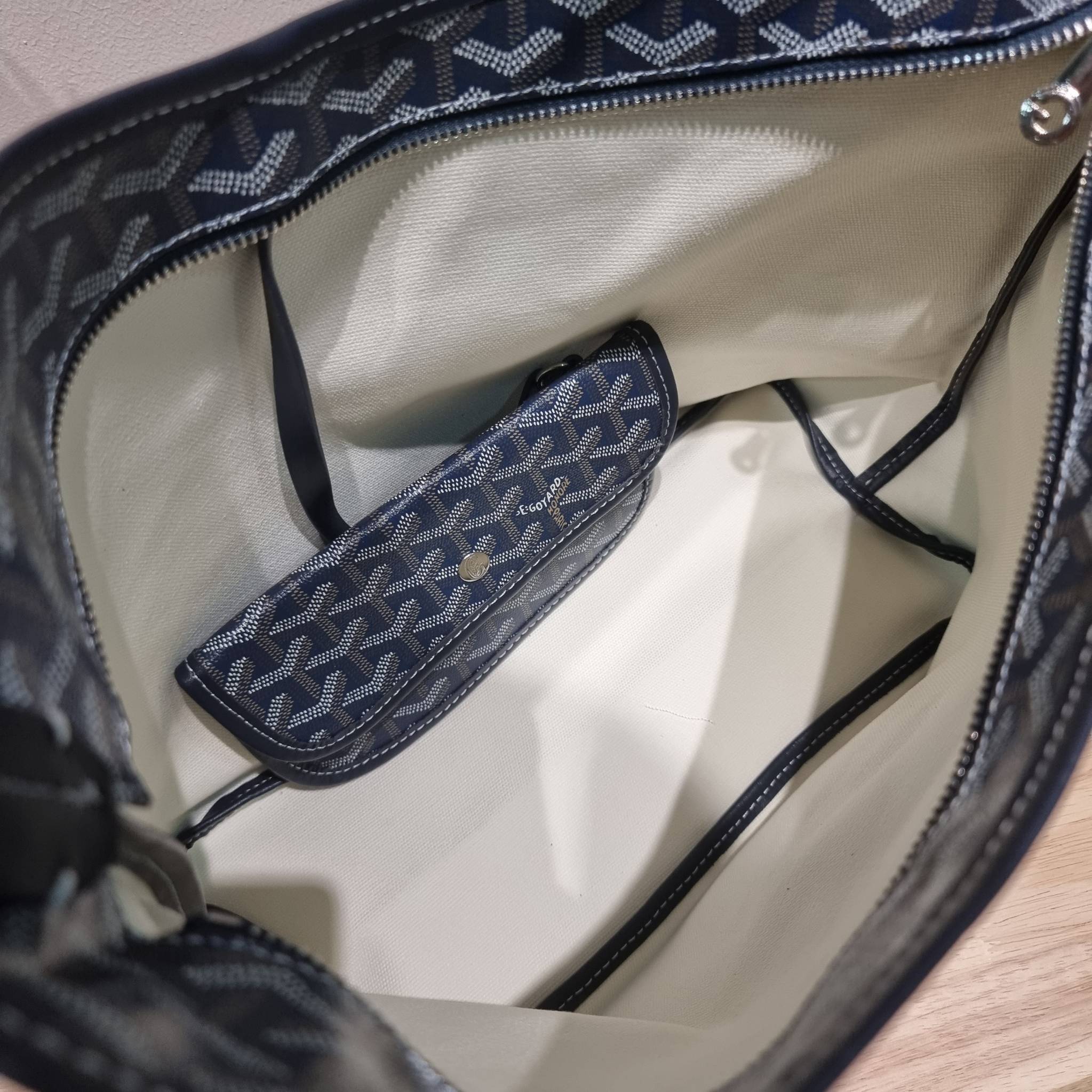 GOYARD BOHEME HOBO BAG / GOYARD HOBO กระเป๋าสะพายทรงโฮโบ ใบใหญ่จุใจ!! มาครบสีขายดี เลิศทุกสี รูปทรงคลาสสิค ดีไซน์เป็นเอกลักษณ์ วัสดุหนังแคนวาสพิมพ์ลายสวยคม ปากกระเป๋ามีซิปเปิด-ปิดกันของหล่นได้ ภายในโล่งกว้างมาก มาพร้อมสายคล้องในตัว ทนทาน สะพายสวยๆได้ทุกวั