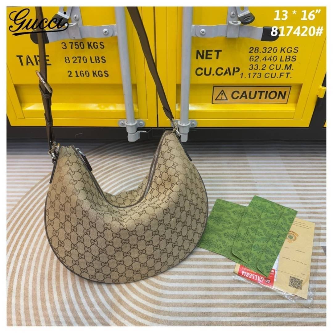Gucci B medium shoulder bag รุ่นใหม่แบรนด์หรู กระเป๋าสะพายทรงโฮโบ ขนาดใหญ่ จุของได้เยอะ ใหม่ล่าสุดก่อนใคร รูปทรงสวยคลาสสิค พิมพ์ลาย GG คมชัด ภายในเป็นช่องโล่ง เป็นไอเท็มสวยรับทรัพย์ก่อนปีใหม่ได้เลย