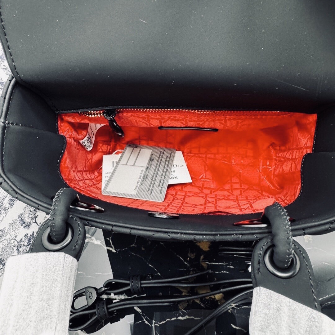 Dior Medium Lady Dior Bag 25cm กระเป๋าสะพายทรงโท้ท ที่สุดของความเรียบหรูดูแพง น้อยแต่มากที่แท้ทรู ดีไซน์เรียบง่าย แต่แฝงไปด้วยความหรูหรา ทรงกล่องคลาสสิค โดดเด่นด้วยพวงกุญแจอะไหล่โทนสีเดียวกับกระเป๋า เป็นเอกลักษณ์ด้วยลายเส้นซ้อนทับสวยงาม