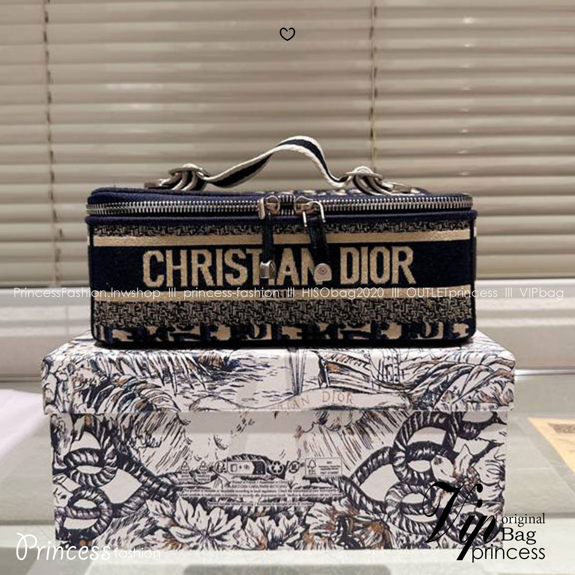 กระเป๋าใส่เครื่องสำอางใบกลาง จุของได้เยอะ มาพร้อมกับลวดลาย Oblique ปักอย่างประณีตและประดับด้วยสัญลักษณ์ Christian Dior Paris มาพร้อมสายสะพายและหูจับในตัว ปรับเปลี่ยนใช้งานได้ตามสไตล์ บอกเลยว่าไอเท็มนี้ฮอตมาก สาวๆห้ามพลาดเด็ดขาดเลยจ้า