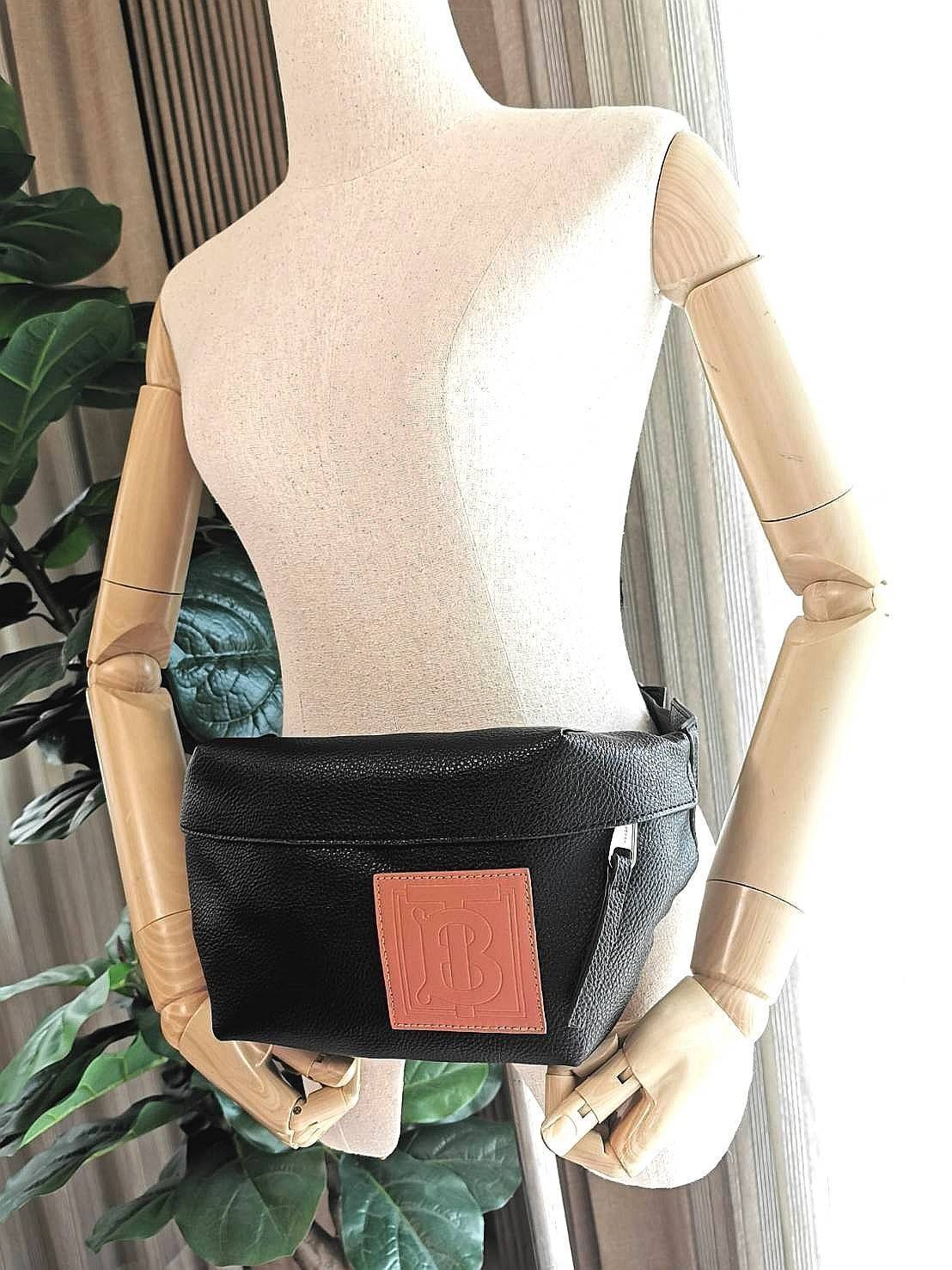 BURBERRY FRAGRANCES WAISTBAG VIP GIFT WITH PURCHASE (GWP) พรีเมี่ยมกิ๊ฟ Limited จากน้ำหอม BURBERRY วัสดุหนังแท้ CalfSkin หนังนิ่มสวยดูดีอยู่ทรงประดับโลโก้แบรนด์ด้านหน้า เปิดปิดด้วยซิปหัวซิปแบรนด์ ขนาดกำลังดี ภายในกว้างและจุค่ะ มีโลโก้ มีช่อง pocket ใช้ใส่