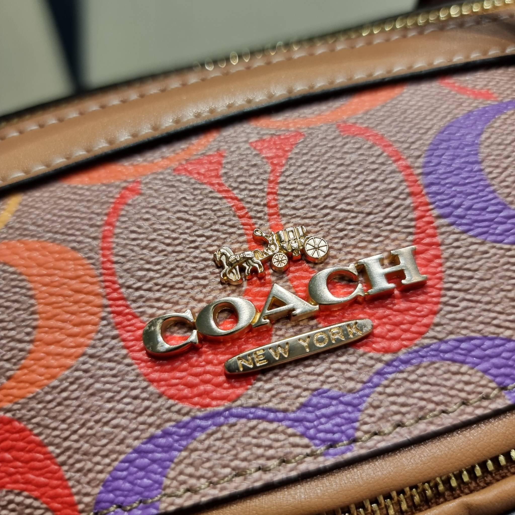 COACH C4396 ROWAN SATCHEL IN RAINBOW SIGNATURE CANVAS กระเป๋าทรงหมอนยอดฮิต คอลเลคชั่นที่สวยโดดเด่น ด้วยดีไซน์เรนโบว์ สดใส!! รูปทรงสวยงาม คลาสสิค และใช้งานได้อย่างกระฉับกระเฉง วัสดุหนังแคนวาสเคลือบลาย ทนทาน ภายในโล่งกว้าง มีช่องซิปและแบ่งสัดส่วนได้ลงตัว บอ