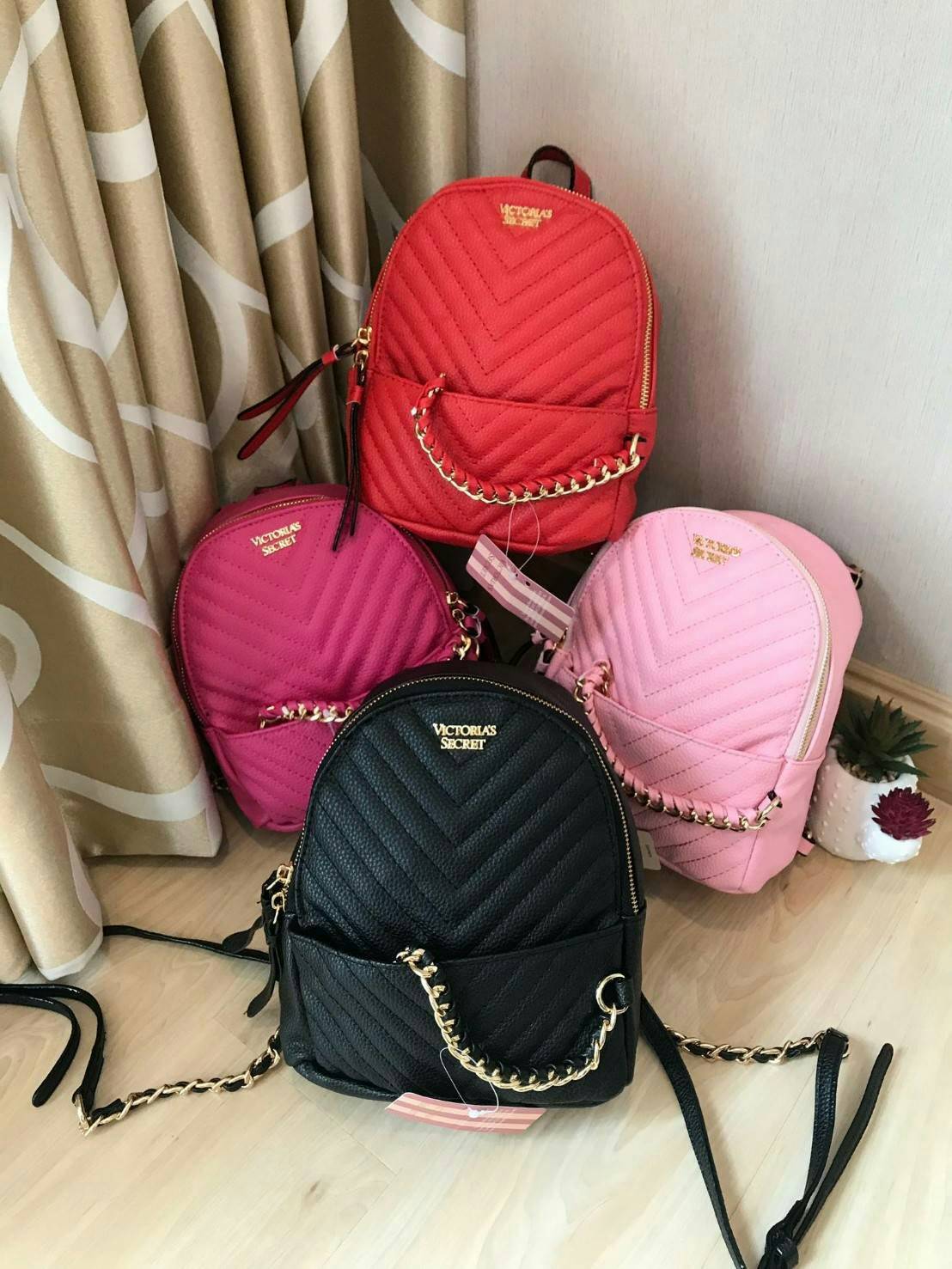 Victoria’s Secret Pebbled V-Quilt Small City Backpack กระเป๋าเป้สไตล์คลาสสิค วัสดุลายหนังแกะเทียม หนังนิ่ม เปิดปิดด้วยซิปคู่ ภายในบุผ้าสกรีนโลโก้ ใส่มินิไอแพค กระเป๋าสตางค์ยาวได้ สายสะพายโซ่ต่อหนังปรับระดับได้ ด้านหน้ามีช่องซิปร้อยหนังเส้นยาวดูมีดีเทล สะพ