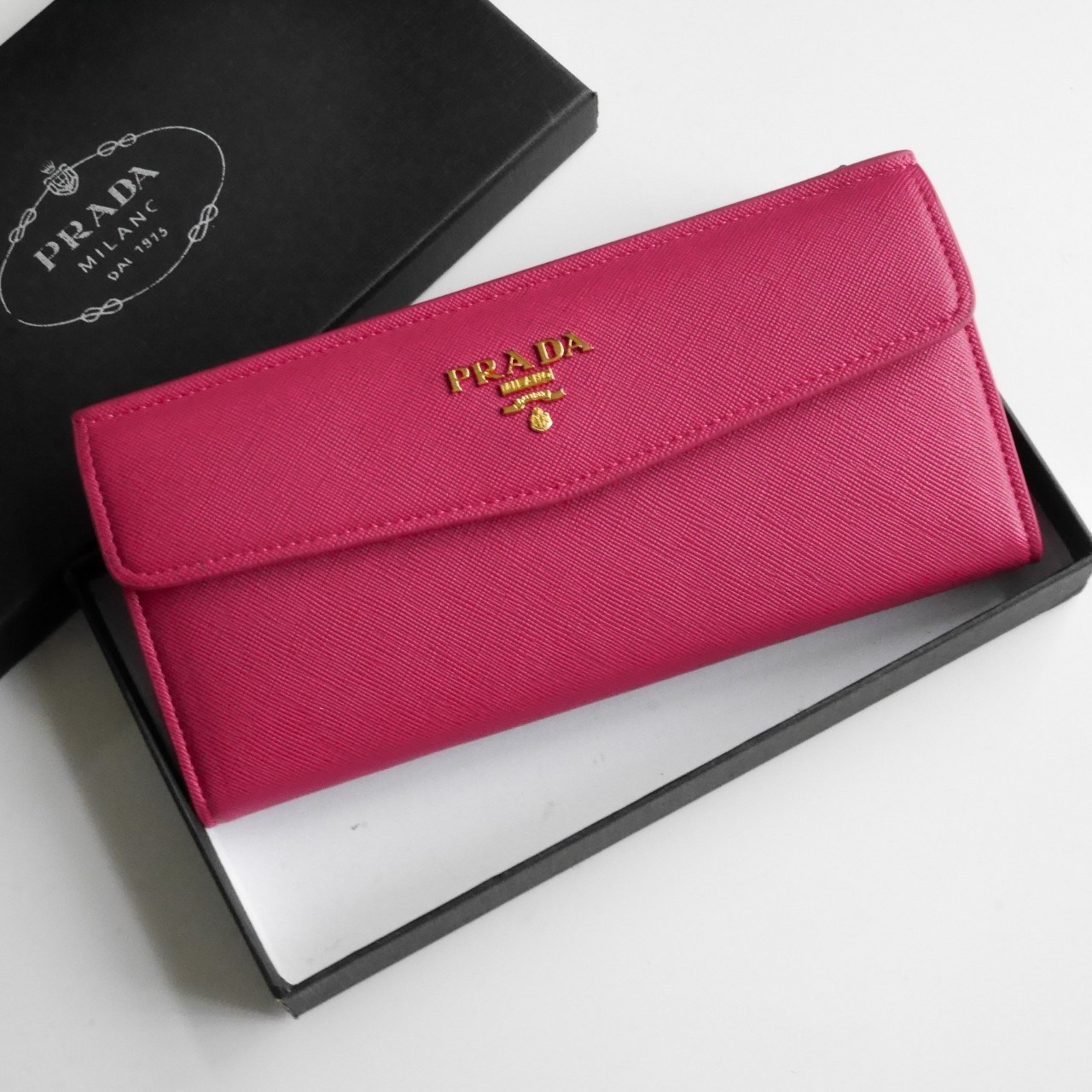 พร้อมส่งครบสีค่ะ 🖤💙💖 Best Seller PRADA LONG WALLET กระเป๋าสตางค์ยาว **รับทรัพย์ ทรงหรู จากงานพรีเมี่ยมกิ้ฟ จากเคาเตอร์ต่างประเทศ จากแบรนด์ PRADA ลายหนัง SAFFIANO มีช่องใส่บัตร ถึง 12 ช่อง และช่องซิปใส่ของจุกจิกได้ น้ำหนักเบา จับถนั