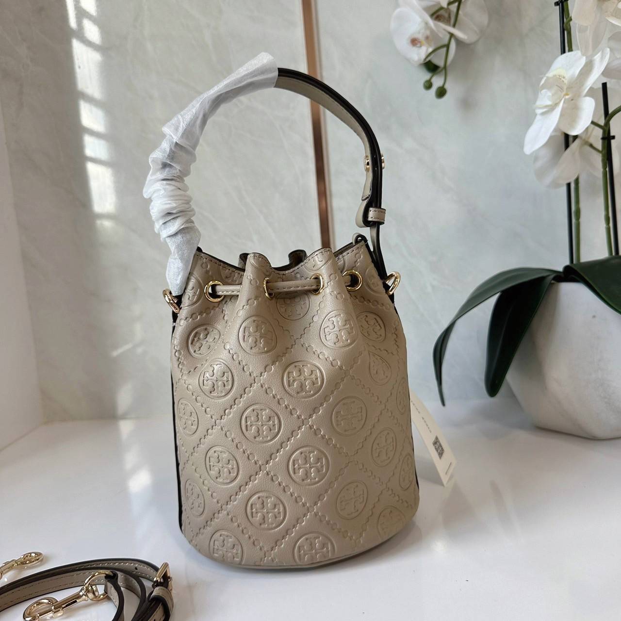 TORY BURCH mini T Monogram leather bucket bag กระเป๋าบัคเกต ไซต์ mini คอลเลกชันหนัง T Monogram ลายซิกเนเจอร์หนังปั้มลายนูน