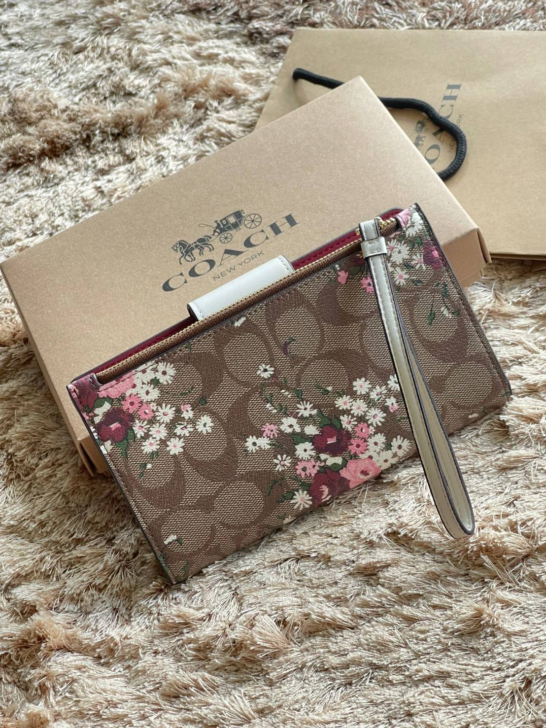 COACH TECH WALLET IN SIGNATURE CANVAS อีกหนึ่ง collection ของกระเป๋าสตางค์ที่ดีไซน์ทันสมัยให้ใช้งานได้แบบครบครัน เป็นกระเป๋าสตางค์ ที่มีช่องสำหรับใส่โทรศัพท์มือถือ ธนบัตร เหรียญ และบัตรต่าง ๆ ใช้งานแบบ2ด้าน เพิ่มความสะดวกสบายด้วยสายคล้องมือ ช่วยให้พกไปไหน