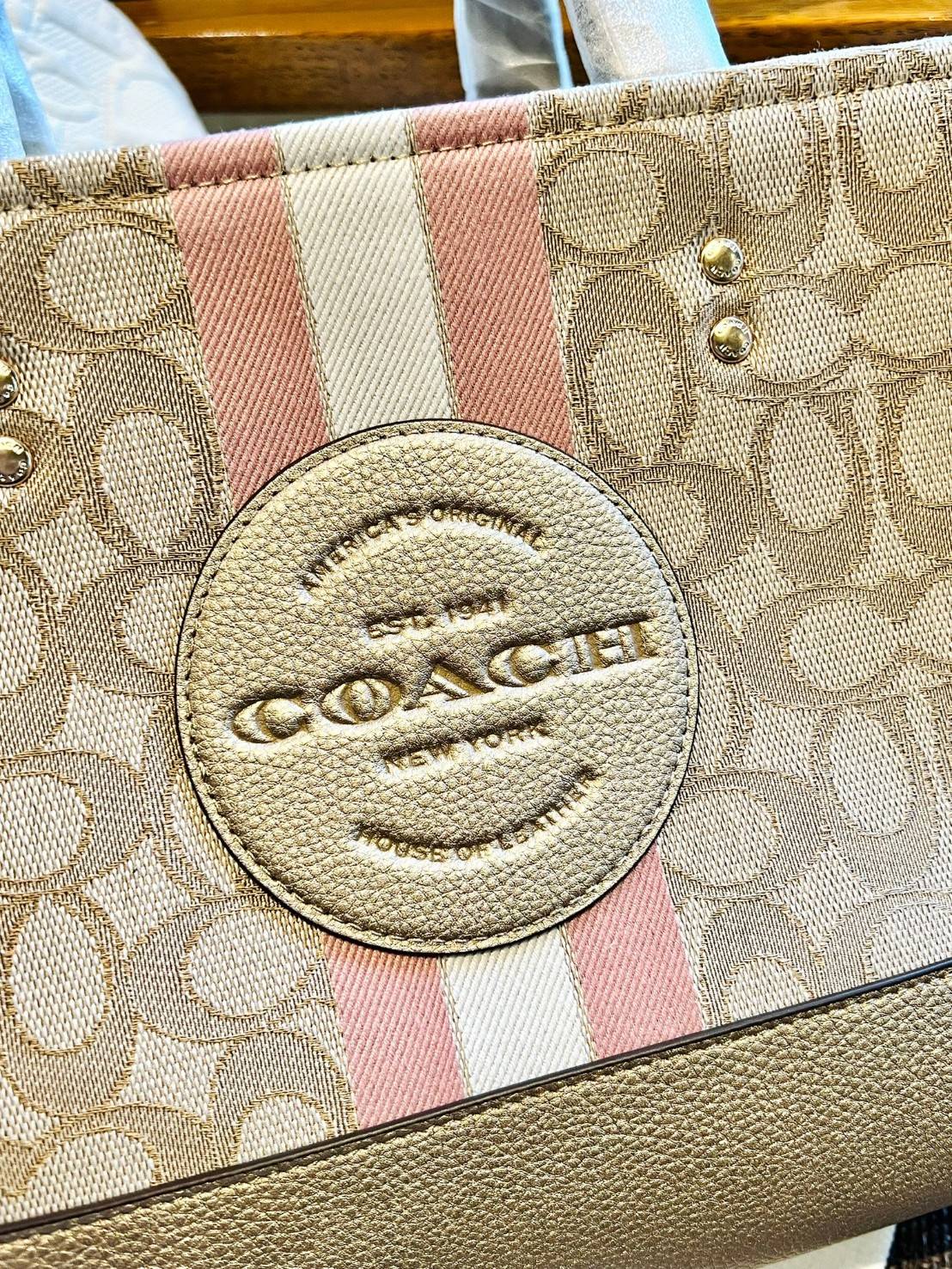 COACH DEMPSEY CARRYALL IN SIGNATURE JACQUARD WITH STRIP AND COACH PATCH((CE984)) ใบใหญ่ สีผู้ดีขับผิวมากๆเลยค่า😘 พร้อมส่งที่ไทย สีใหม่ล่าสุด2023! กับกระเป๋าทรงtote