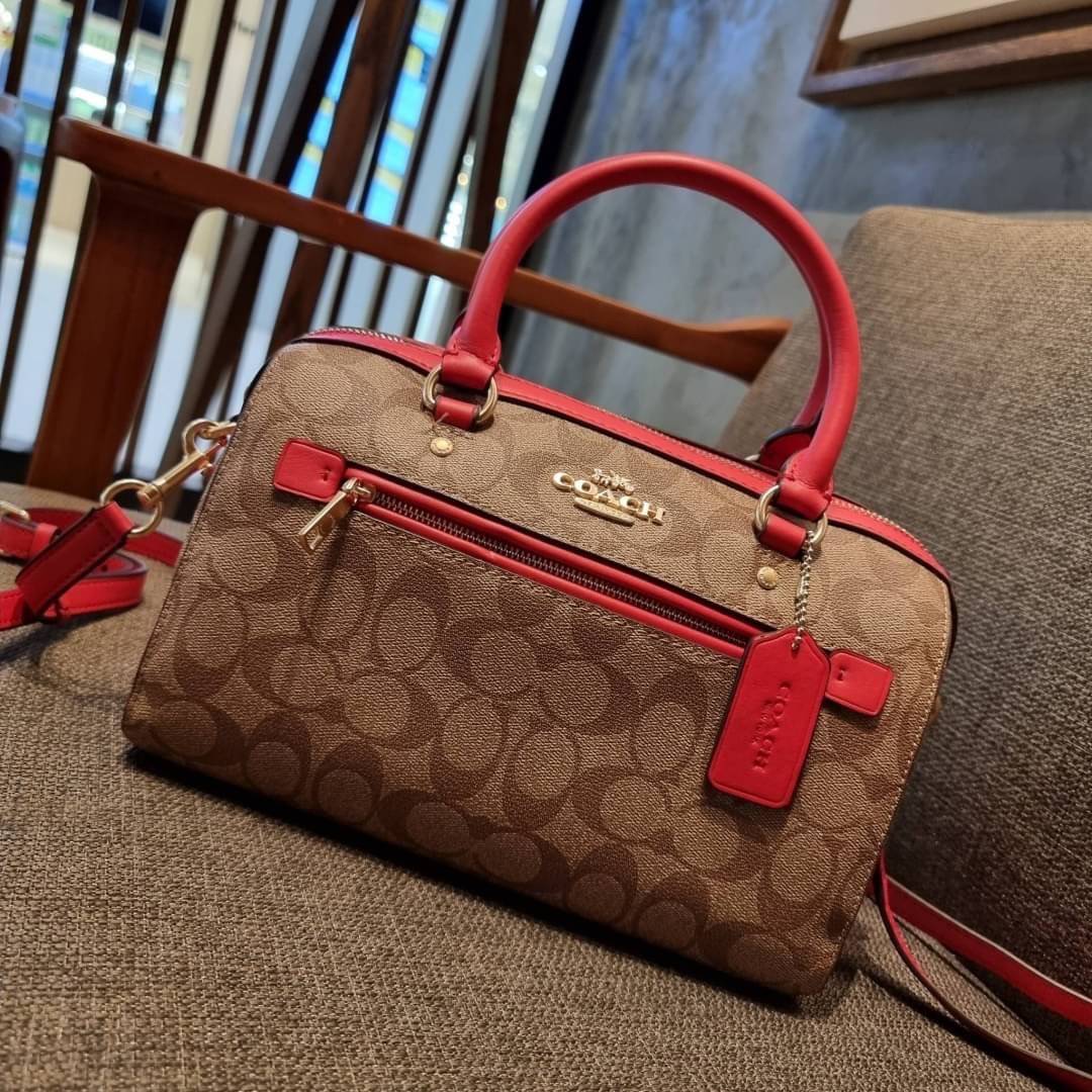 COACH F83607 ROWAN SATCHEL IN SIGNATURE CANVAS กระเป๋าทรงหมอนยอดฮิต คลาสสิคใช้งานได้ไม่มีเบื่อ มาครบสีขายดี ด้วยรูปทรงสวยงาม และใช้งานได้อย่างกระฉับกระเฉง วัสดุหนังแคนวาสเคลือบลาย ทนทาน ภายในโล่งกว้าง มีช่องซิปและแบ่งสัดส่วนได้ลงตัว บอกเลยว่าสาวๆพลาดไม่ได
