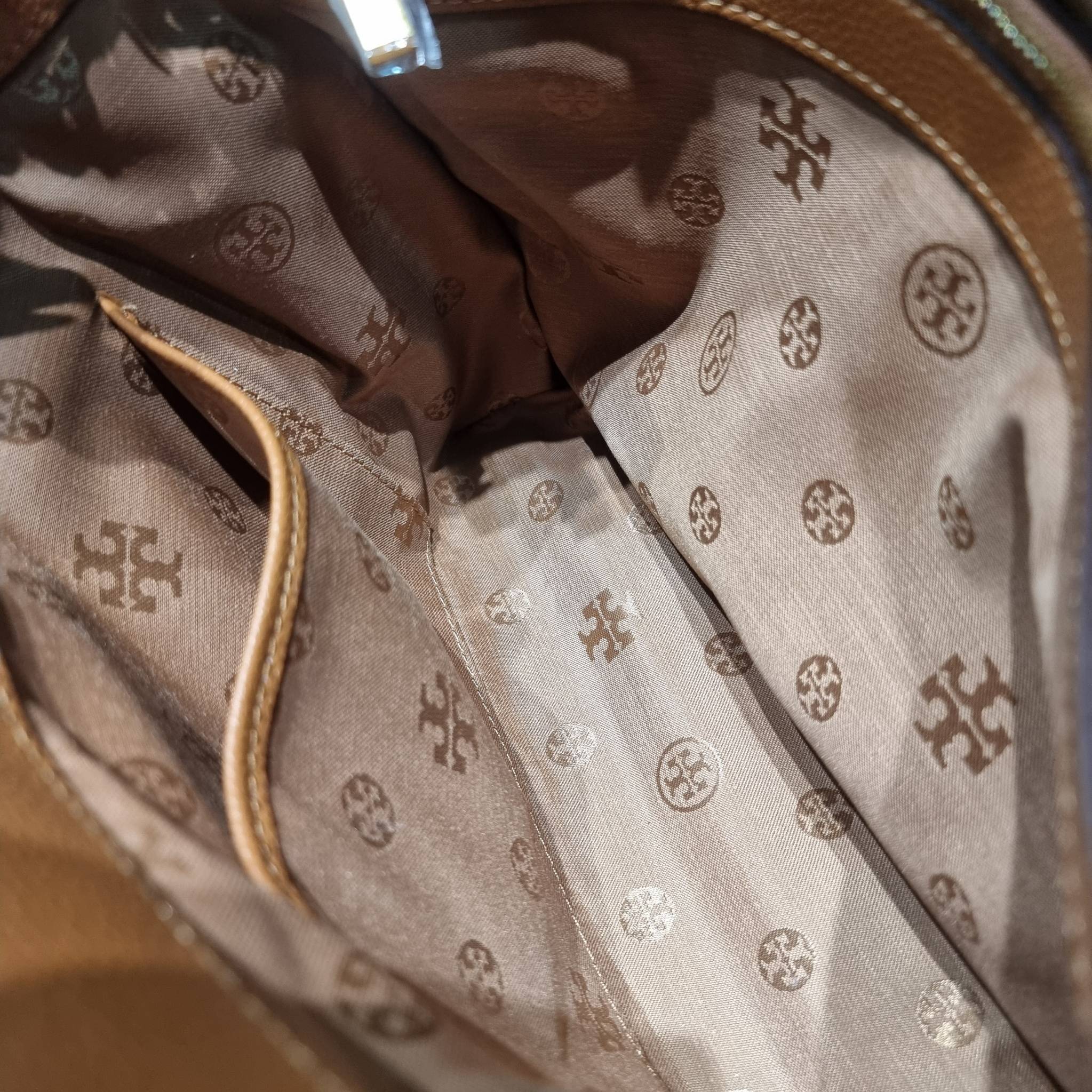 TORY BURCH BRITTEN SMALL SLOUCHY TOTE / TORY TOTE BAG / TORY BAG กระเป๋าสะพายตัวแม่ รุ่น top ที่สวยดูแพง ใช้งานสะดวกมาก ดีไซน์ออกมาได้เรียบหรู ผู้ดี