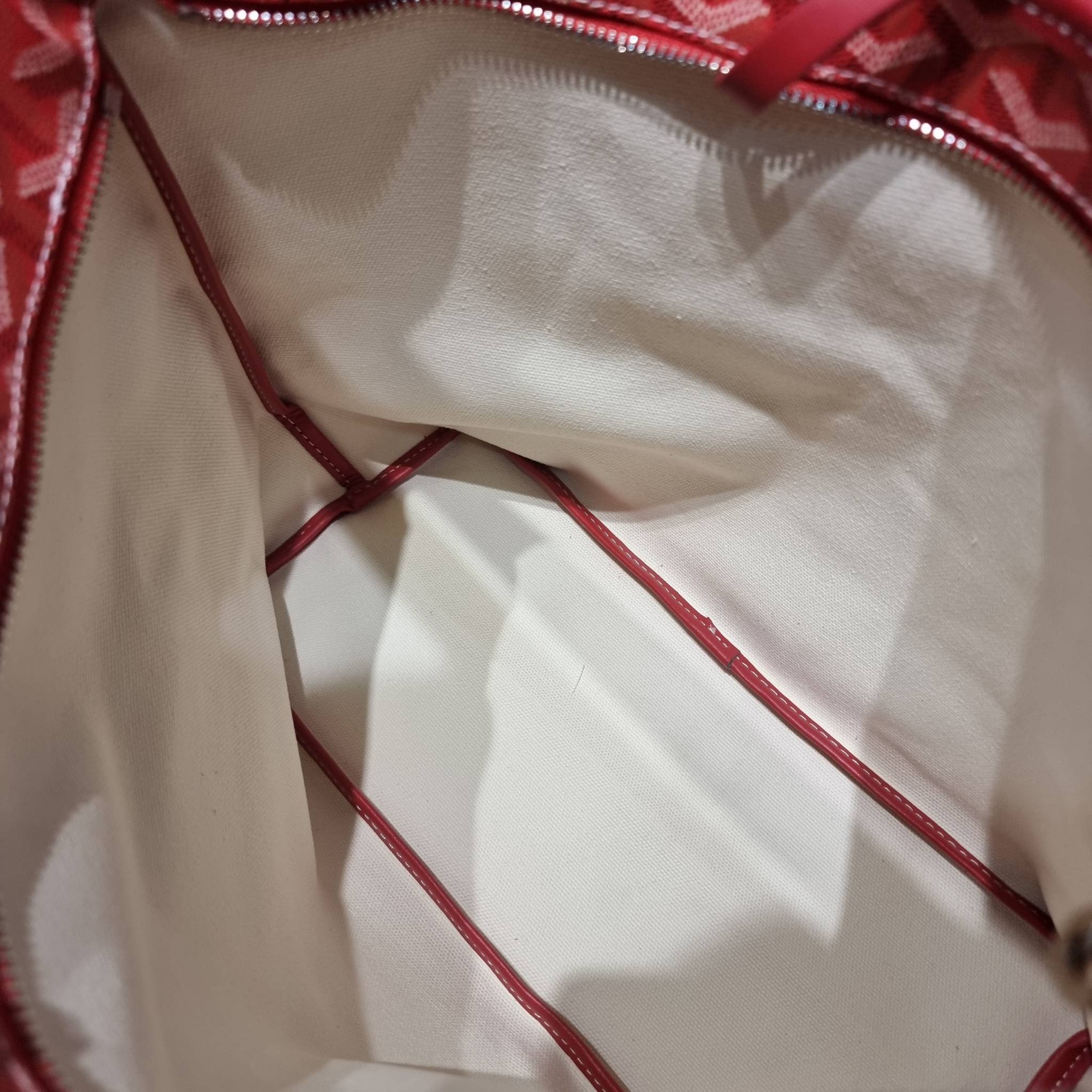 GOYARD BOHEME HOBO BAG / GOYARD HOBO กระเป๋าสะพายทรงโฮโบ ใบใหญ่จุใจ!! มาครบสีขายดี เลิศทุกสี รูปทรงคลาสสิค ดีไซน์เป็นเอกลักษณ์ วัสดุหนังแคนวาสพิมพ์ลายสวยคม ปากกระเป๋ามีซิปเปิด-ปิดกันของหล่นได้ ภายในโล่งกว้างมาก มาพร้อมสายคล้องในตัว ทนทาน สะพายสวยๆได้ทุกวั