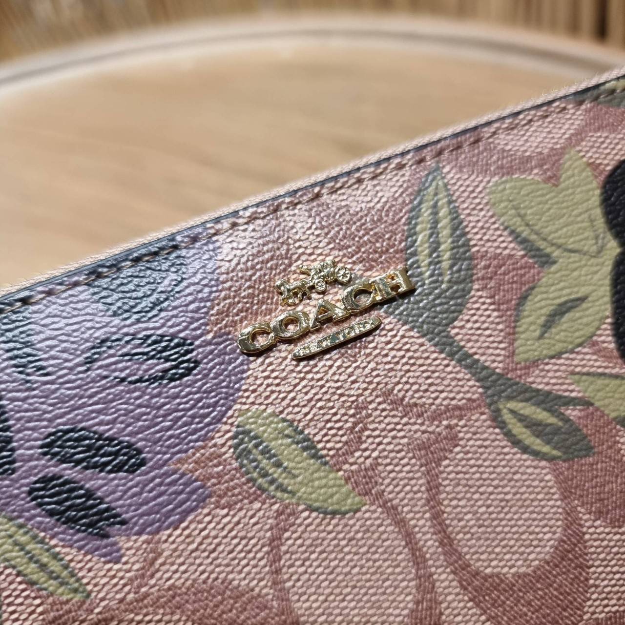 COACH ACCORDION ZIP WALLET IN SIGNATURE CANVAS WITH PRAIRIE ROSE / JUMBO FLORAL / CAMO ROSE FLORAL / MEDLEY BOUQUET PRINT ((F31572/F39189/F26290/F2859)) สวยคลาสสิคไม่มีใครเกิน!! กระเป๋าสตางค์ใบยาว ลวดลายสวย สีสันโดดเด่น วัสดุหนังแคนวาสเคลือบ เปิด-ปิดด้วยซ