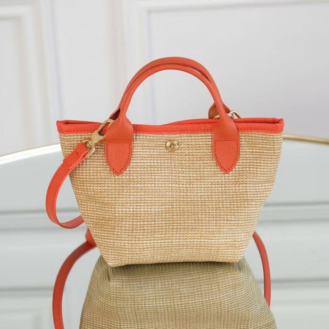 Longchamp Le Pliage Paris-St Tropez Handtasche มาแร้ววววใหม่ล่าสุดนุ้งมินิ ตัลร๊ากกก วัสดุสาน ด้านหน้าปักโลโก้ม้าอันเป็นสัญลักษณ์ของแบรนด์ ทนทานแข็งแรง ใบมินิ น้ำหนักเบา จุของได้เยอะ ใส่กระเป๋าตังค์ โทรศัพท์ iphone+ ได้ ภายในโล่ง มีสายสะพายไหล่ Crossbody 