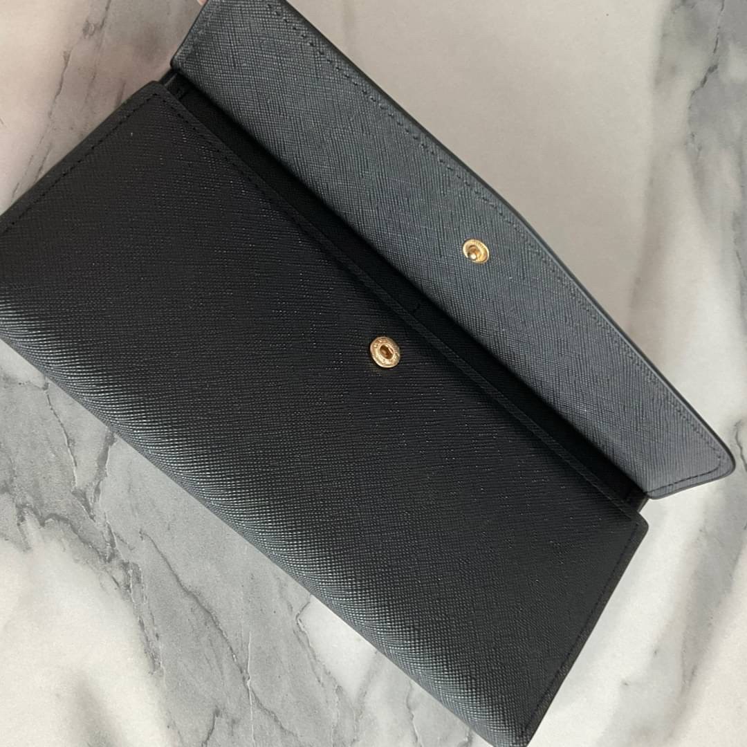 PRADA LONG WALLET Best Seller กระเป๋าสตางค์รับทรัพย์ ทรงหรู ลายหนัง SAFFIANO มีช่องใส่บัตร ถึง 12 ช่อง และช่องซิปใส่ของจุกจิกได้ น้ำหนักเบา จับถนัดมือ ขนาดกำลังดี