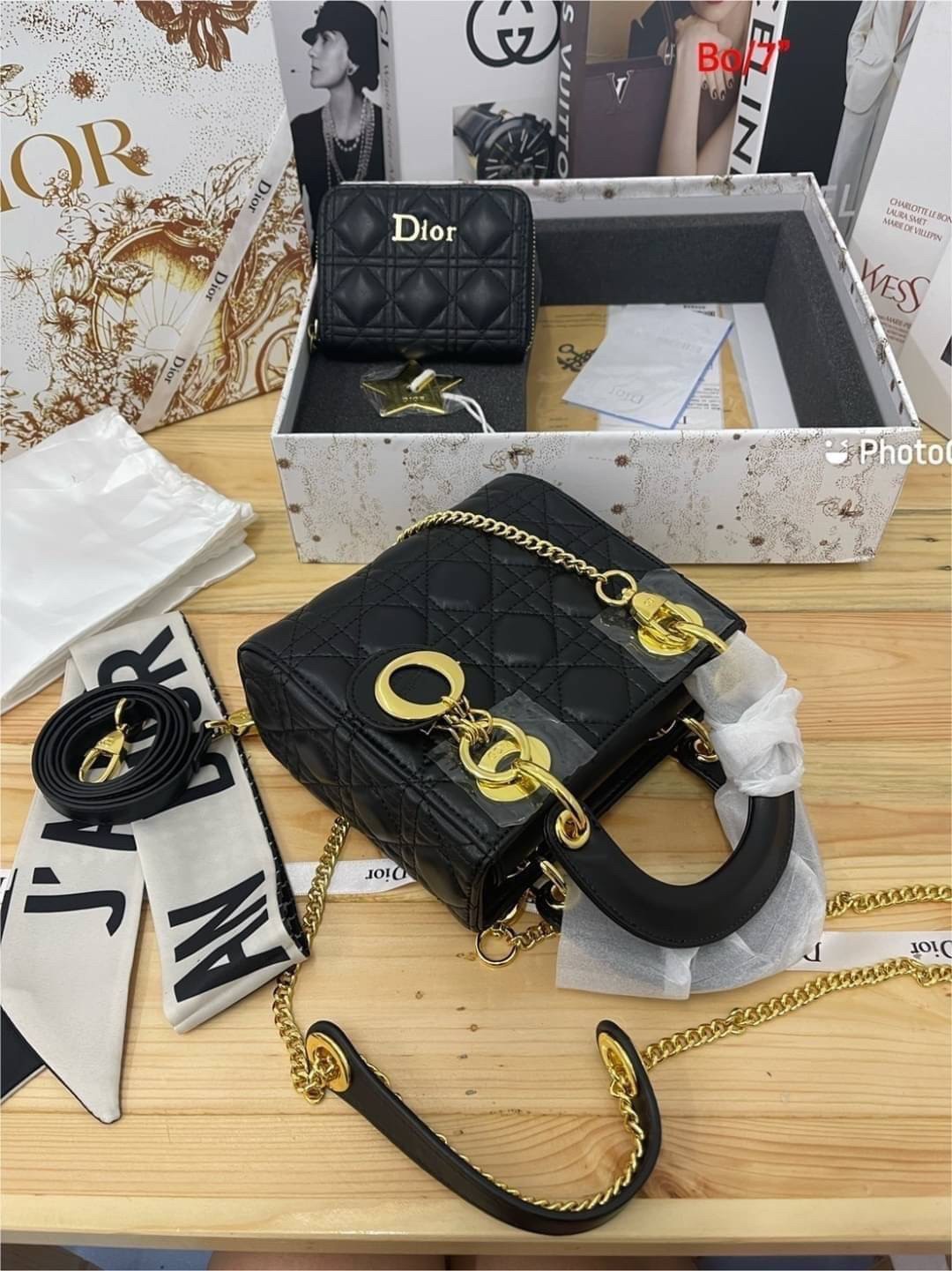 DIOR SET BAG / DIOR CD LADY BAG / CD LIMITED EDITION GIFT BOX WITH GOLD STAR BOUTIQUE SET พร้อมเสิร์ฟครบชุด น่ารักมากค่ะ ดีไซน์เรียบง่าย แต่แฝงไปด้วยความหรูหรา ทรงกล่องคลาสสิค มีหูจับในตัวและสายครอสบอดี้สุดเลิศ