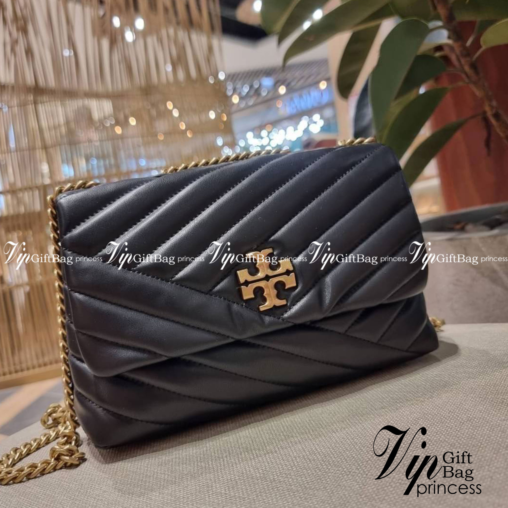 TORY BURCH KIRA CHEVRON CONVERTIBLE SHOULDER BAG (SMALL / MEDIUM) กระเป๋าสะพายรุ่นยอดฮิต ไซส์คลาสสิค ที่ใช้ยังไงก็ดูหรู ดีไซน์เฉพาะตัว วัสดุหนังแกะ สัมผัสนิ่ม เปิด-ปิดด้วยกระดุมแม่เหล็ก ภายในเป็นช่องโล่ง ใส่กระเป๋าสตางค์ มือถือ เครื่องสำอางค์ พาวเวอร์แบงค