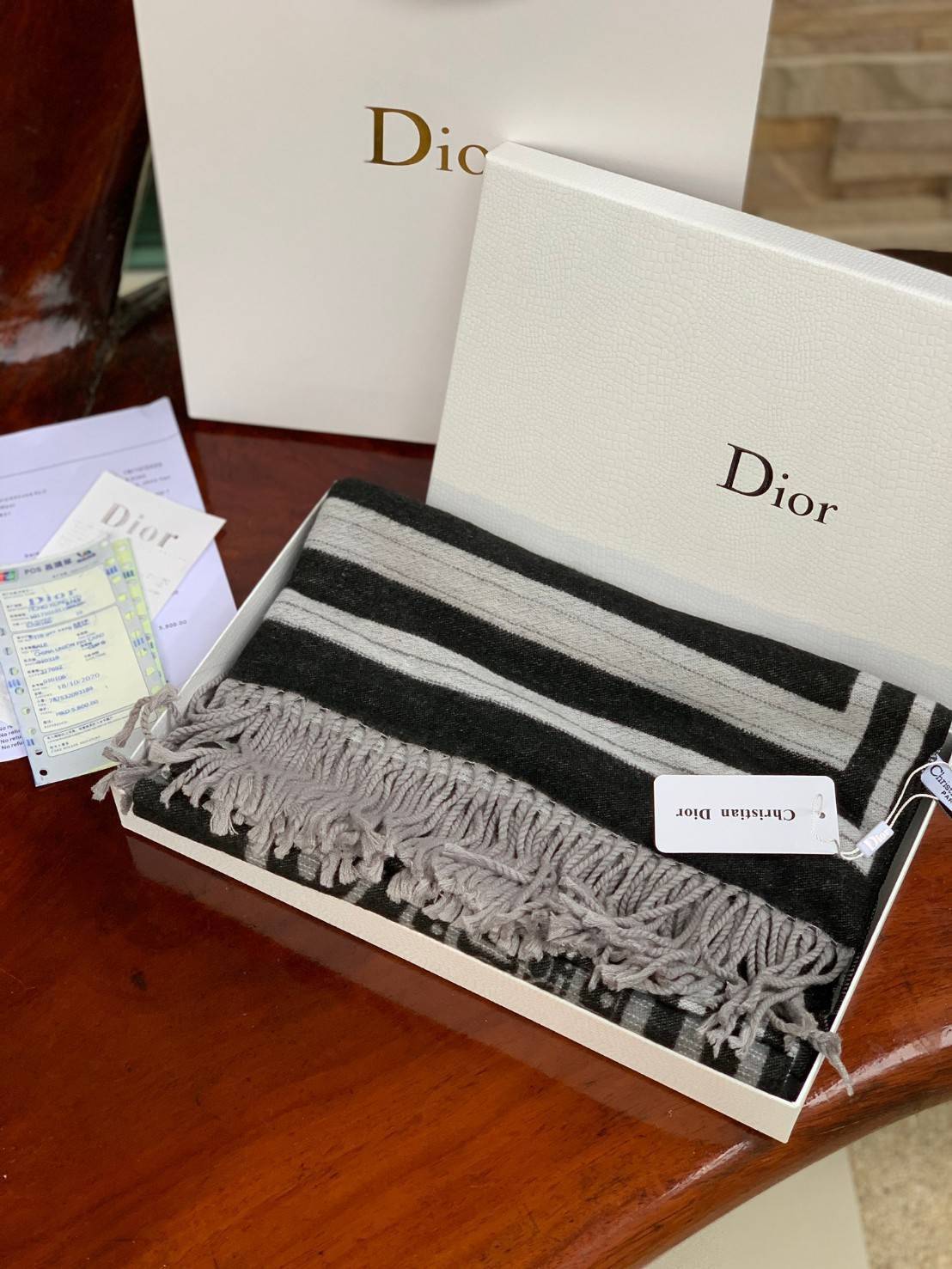 CHRISTIEN DIOR PARIS SILK SCARF สุดเอ็คเซ็คคลูทีฟกับแบรนด์ดังจากปารีส ด้วยงานพรีเมี่ยมกิ้ฟ ส่งมอบความรู้สึกดีๆให้กับคนที่คุณรัก ในรูปแบบผ้าพันคอและผ้าคลุมไหล่ผืนใหญ่ให้ความอบอุ่น ถักทอด้วยผ้าcashmere สีสันสุภาพเข้าได้กับเสื้อผ้าทุกเฉดสี มาพร้อมกล่องแบรนด์