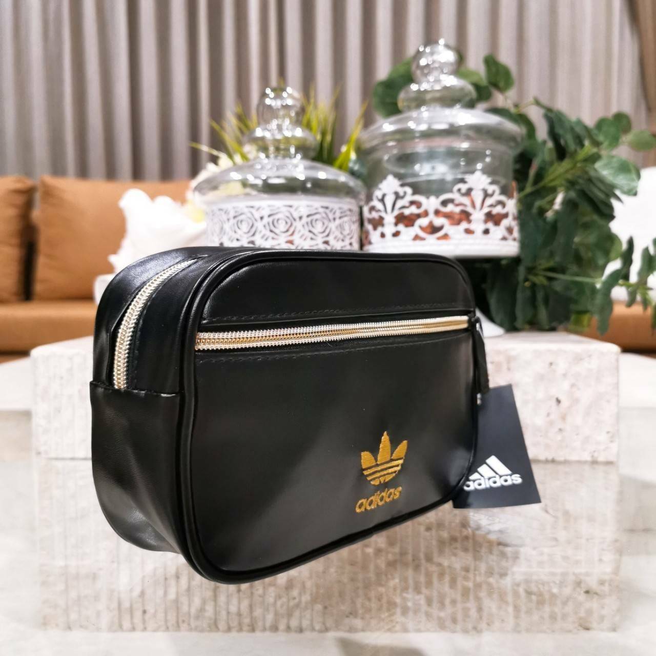 Adidas Factory Mini Waist Bag กระเป๋าสะพายสไตล์สปอร์ตแบบคาดเอวหรือคาดอกดีไซน์สุดฮิตใช้ได้ทั้งชายและหญิง วัสดุหนังเรียบแบบนิ่มกันน้ำอยู่ทรงทำความสะอาดง่าย ขนาดกำลังดี น้ำหนักเบา ด้านหน้ามีโลโก้แบรนด์ เปิดปิดด้วยซิปสะดวกใช้ หัวซิปปั้มแบรนด์สายสะพายเลื่อนปรั