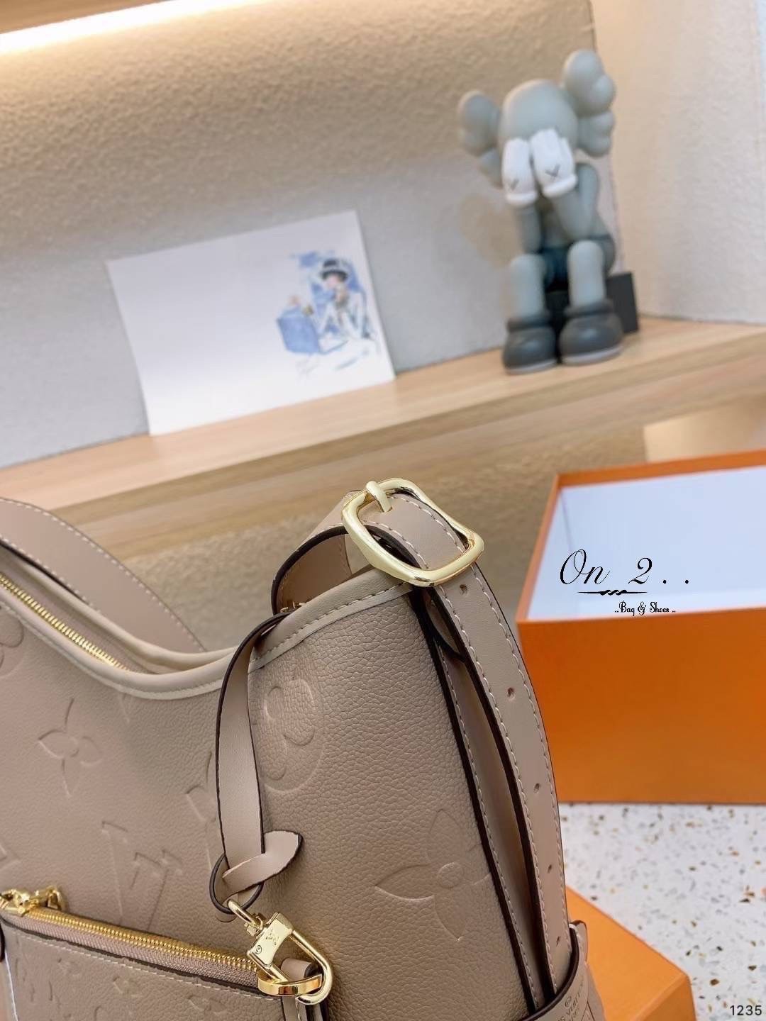 LV CARRYALL PM Monogram Empreinte รุ่นลิมิเต็ดสีเรียบหรู ที่สาวๆตามหา กระเป๋าสะพายไหล่ทรงสวย ดีไซน์เรียบง่ายคลาสสิค หรู ดูผู้ดี รูปทรงใช้งานง่าย มาพร้อมใบลูก ไว้เก็บของจุกจิก วัสดุหนังแคนวาส พร้อมเสิร์ฟให้ในราคาน่ารักๆ ของมันต้องมีแบบนี้ ก็ต้องตำได้แล้วน้