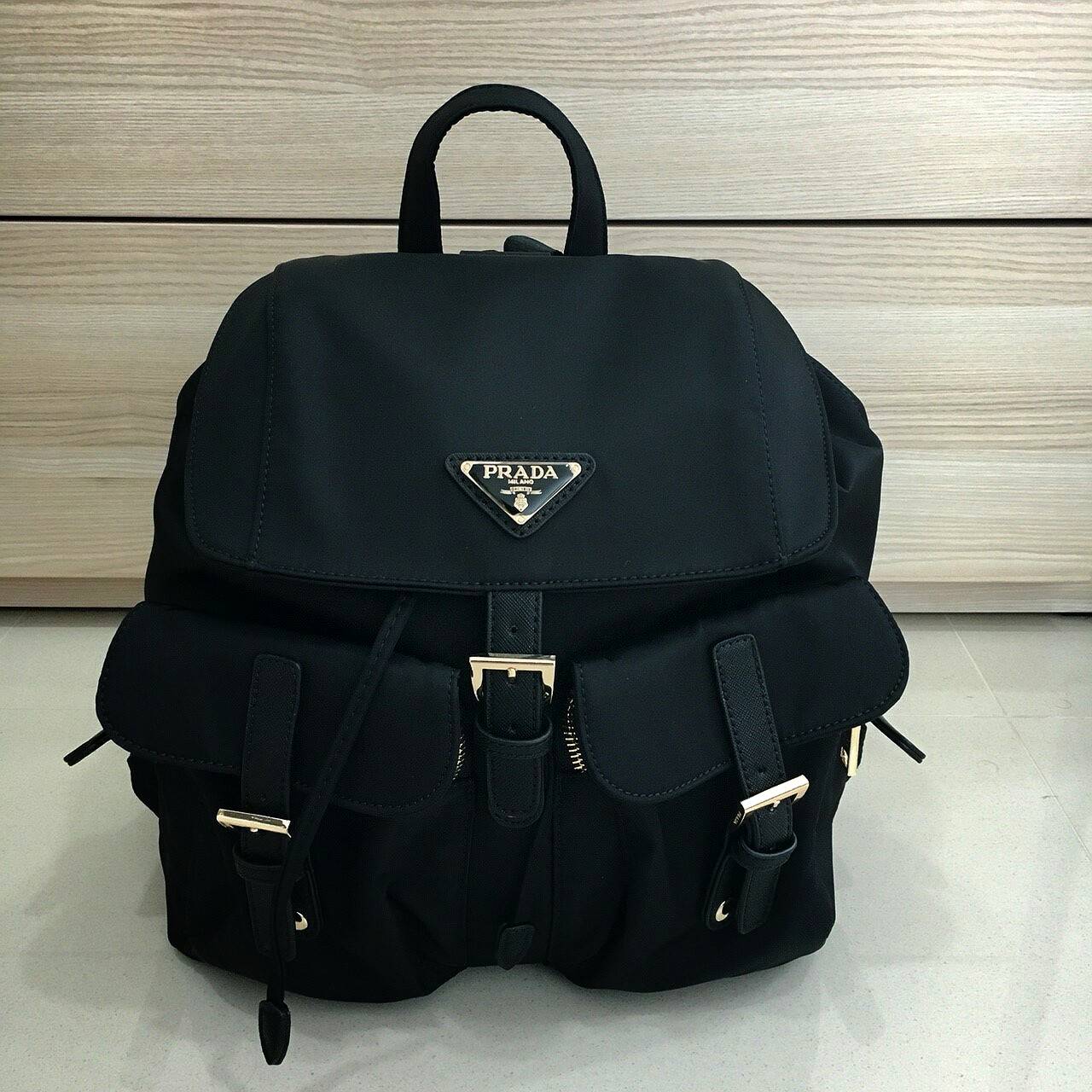 ล็อตใหม่ รุ่นแนะนำค้าา♡ กระเป๋าเป้ทรงสวย Prada Nylon Backpack With Pocket วัสดุผ้าไนล่อน กันน้ำเนื้อหนาอย่างดี ใบนี้ ดีไซต์สวยเก๋ เป้แบบหูรูด **ทรงสวยน่ารัก เปิดปิดด้วยกระดุมแม่เหล็ก เข็มขัดปรับได้ ด้านหน้ามีกระเป๋าอีก 2 กระเป๋าเปิดปิดด้วยซิป ด้านใ