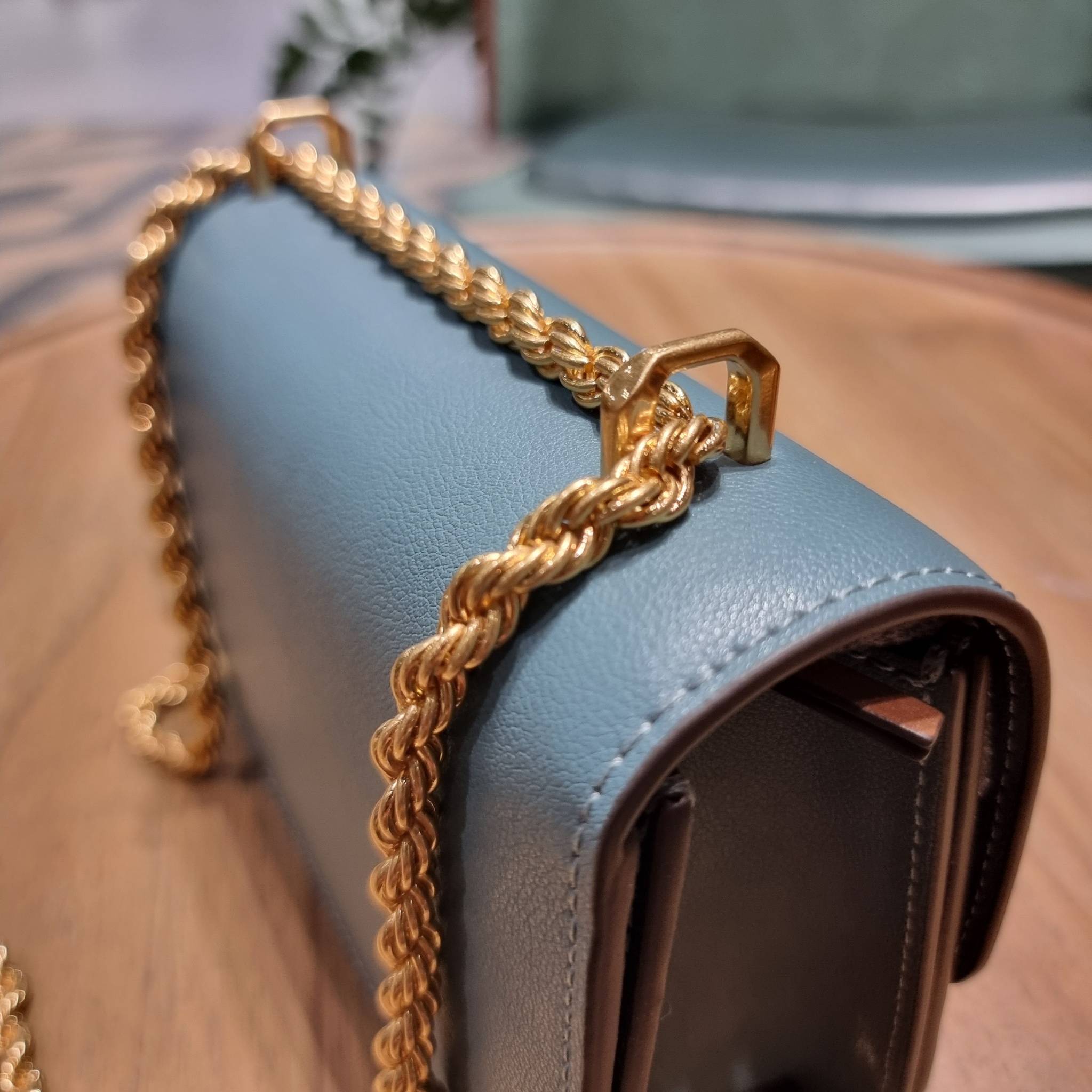 TORY BURCH ELEANOR TEXTURED SMALL CONVERTIBLE SHOULDER BAG สีใหม่!! ฮอตไอเท็ม รุ่นนี้ขายดีขายหมด สวยหรู คุณหนู ผู้ดี!! หายากมาก กระเป๋าสะพายข้าง ดีไซน์อยู่ทรง ขนาดกำลังสะดวกใช้สำหรับสาว วัสดุหนังแท้เต็มใบ ผิวมีเทกเจอร์ อัพเวลความหรู สีทูโทน เปิด-ปิดด้วยแถ