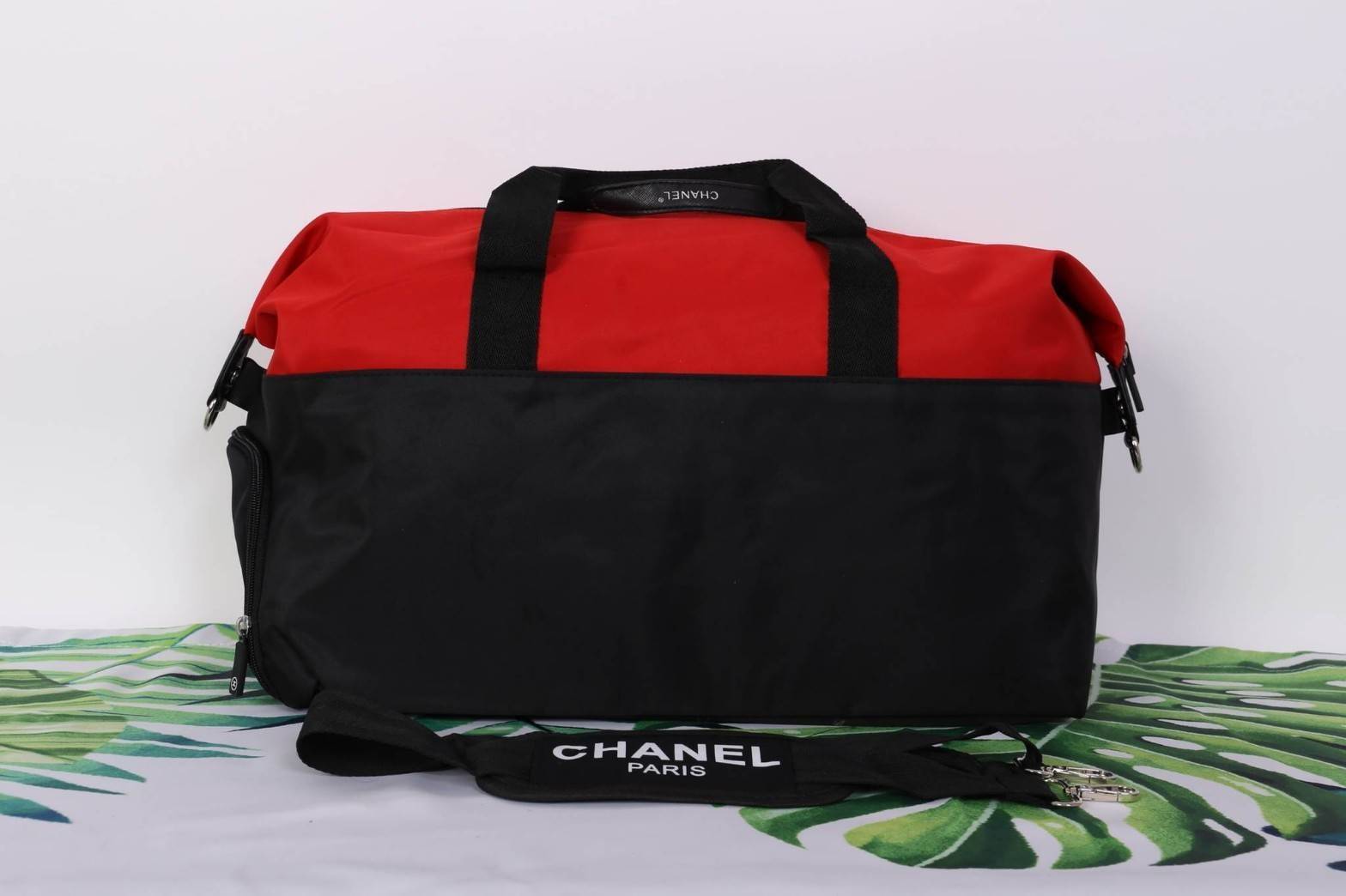 CHANEL VIP GIFT Large Travel Bag กระเป๋าเดินทาง Gift With Purchase รุ่น Limited Edition พรีเมี่ยมกิ๊ฟของเเท้จาก Chanel Perfumes Counter วัสดุ NYLON เนื้อหนาสีดำ-แดงเย็บโลโก้หนังด้านหน้า เปิดปิดด้วยซิป หัวซิปแบรนด์ใบใหญ่จุใจ พิเศษ! มีช่องใส่รองเท้าด้านข้าง