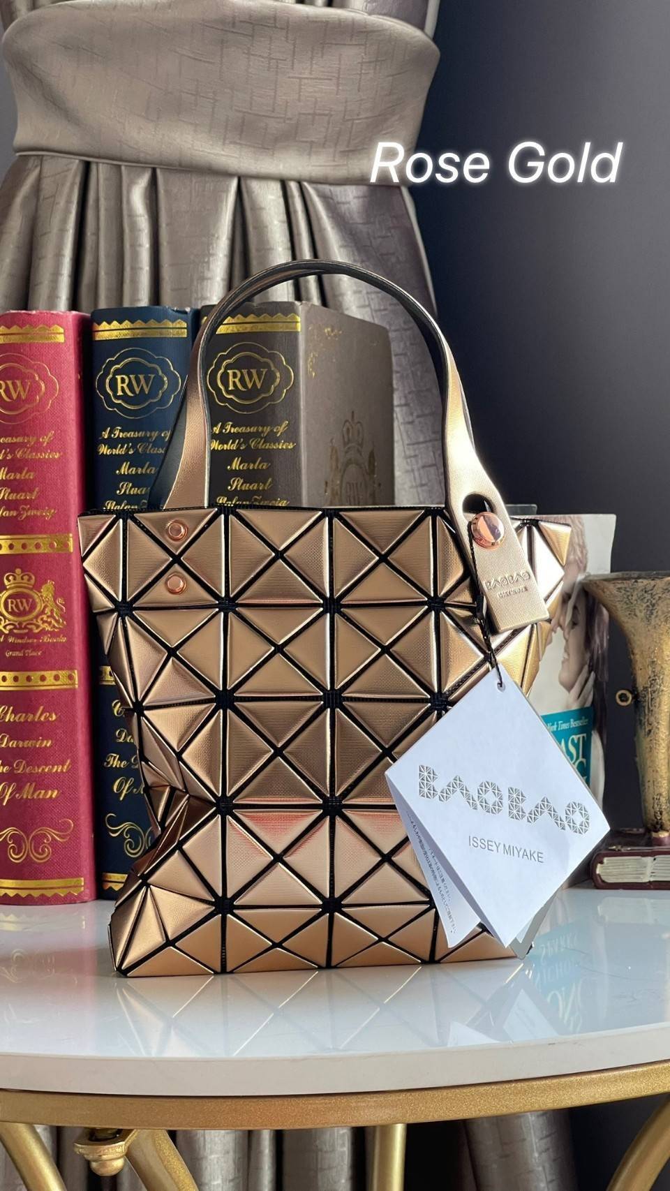BAO BAO ISSEY MIYAKE PLATINUM COFFRET สะท้อนแสงเพื่อสร้างสินค้าระดับพรีเมียมที่ให้ความเงางามที่เหนือกว่า เพิ่มความหรูหราและโดดเด่นให้กับ เพราะมีความแวววาวและเป็นประกาย