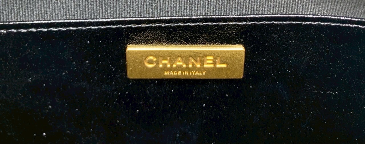 ORI หนังแท้ | Chanel Small Bowling Bag Crumpled Leather / Chanel Keepall Bag กระเป๋าถือ กระเป๋าสะพายรุ่นใหม่ล่าสุด ดีไซน์หนังยับเงา ในคอลเลกชัน Métiers d’art ปี 2024/25 ด้วยลูกเล่นของเนื้อสัมผัสและรูปแบบ