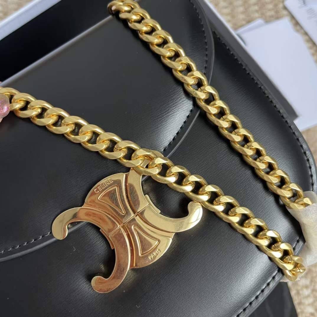 CELINE TEEN BESACE TRIOMPHE IN SHINY กระเป๋าสะพายคาดลำตัวรุ่นนี้นับว่าเป็นกระเป๋าอีกหนึ่งรุ่นในซีรีส์ Triomphe ที่ได้รับความนิยมอย่างมาก ด้วยรูปร่างทรงโค้งมนมีความคลาสสิกตามแบบฉบับแบรนด์