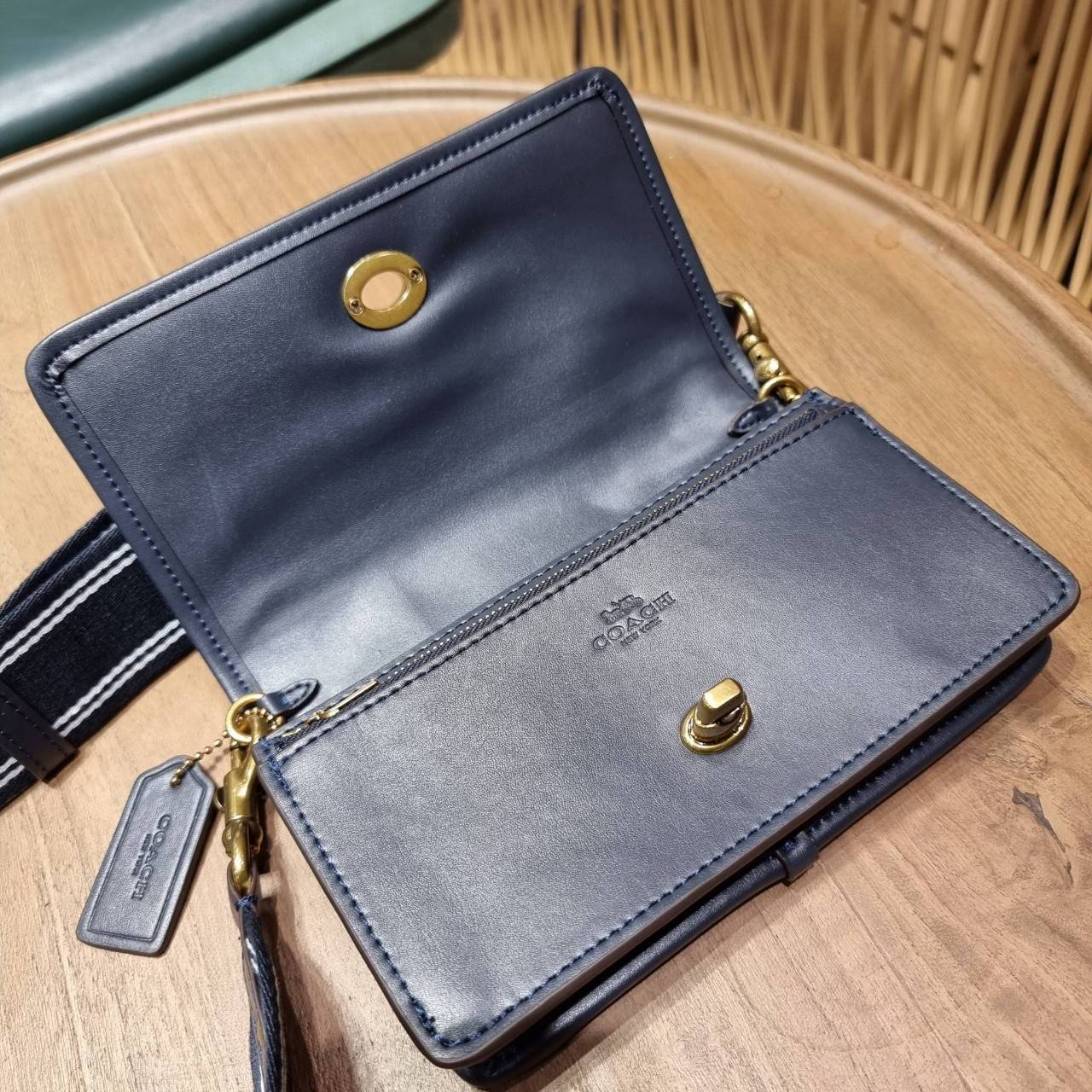 COACH C3824 FOLDOVER CROSSBODY CLUTCH IN SIGNATURE JACQUARD คลัทช์เก๋ๆที่สาวๆตามหา 2IN1 ไปอีกหนึ่ง!! กระเป๋าสะพายทรงคลัชท์ ใช้งานได้ถึง 2 แบบ จะพกเดี่ยวๆแทนกระเป๋าสตางค์ หรือคล้องสายสะพายข้าง สะพายชิคๆคูลๆ ก็ได้อีก มันดีงามมากทุกสี เพราะความละมุนของผ้า ja