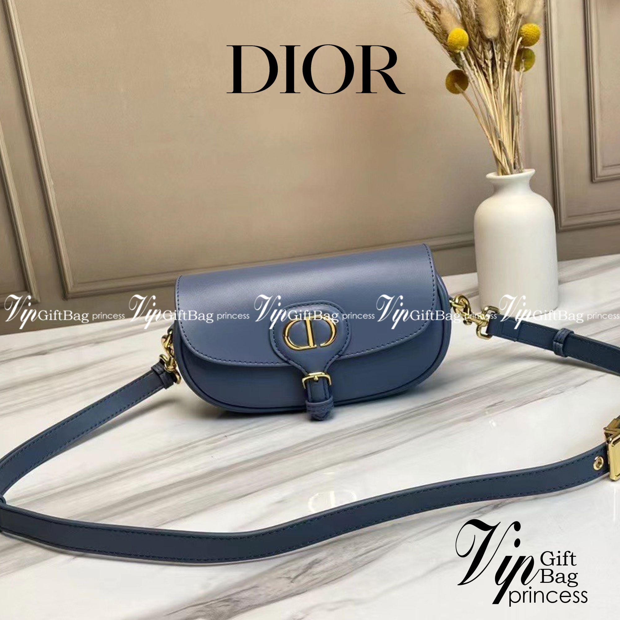 หนังแท้ DIOR BOBBY EAST-WEST BAG พร้อมส่งที่ไทย งานหนังแท้ทั้งใบเกรดออริจินอล ภาพสินค้าถ่ายจากงานขายจริง ใช้งานต่างประเทศได้ รุ่นใหม่ในฤดูกาลนี้ เพิ่มความทันสมัยให้กับซิลลูเอทของ Hobo ผ่านเส้นสายที่สง่างามและสัดส่วนที่กลมกลืนกัน สไตล์หนังลูกวัว โดดเด่นด้ว