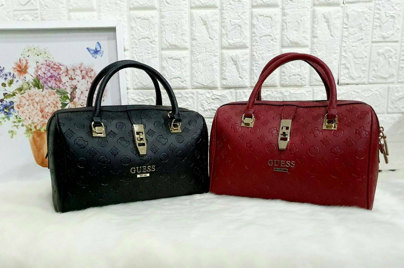 Guess Peony Classic Box Satchel คอลเลคชั่นใหม่สวยหรูจาก Guess กระเป๋าสะพายหนังนิ่มปั๊มแบรนด์รอบใบ ขนาดกำลังดี ฐานกระเป๋ามีหมุดรองฐานกันรอย หัวซิปปั๊มแบรนด์ ภายในกว้างจุของได้เยอะ มาพร้อมสายปรับและถอดออกได้ พร้อมส่ง 4 สี สวยทุกสี พลาดไม่ได้กับสาวยุคใหม่เลย