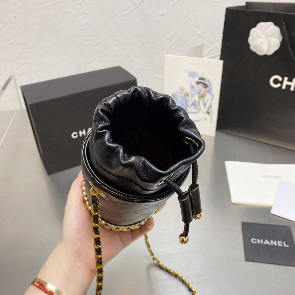 VIP 】CHANEL mini bucket bag น้องคนสวยมาใหม่จ้า รุ่นใหม่กริ๊บ!!ละมุนคุณหนูต้องมาแล้วแหละ กระเป๋าทรงถังไซส์มินิ ใช้งานง่ายด้วยการรูดหนังปิดรอบปากกระเป๋า ทุกอย่างลงตัวที่สุด!! น่ารักมากๆ หนังลายคลาสสิคแต่งมุกอะไหล่ทองขอบล่าง เปิดแบบหูรูด มาพร้อมสายสะพายนาวคร