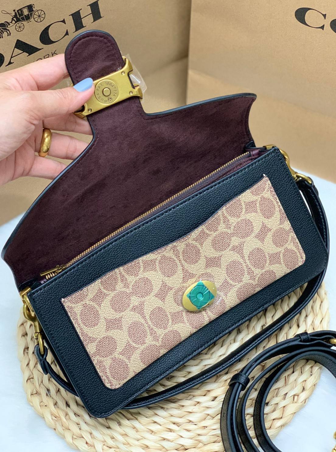 COACH TABBY SHOULDER BAG 26 พร้อมส่งที่ไทยอีกครั้งค่ะ!! กระเป๋าหิ้ว//คล้องไหล่//สะพายข้างได้ สุดคุ้ม! หนังแท้เรียบคลาสสิคเพิ่มความหรูเข้ามาค่ะ ด้านหน้ามีอะไหล่แบรนด์ตัวใหญ่โดดเด่น เปิดปิดกระเป๋าแบบกระดุมแม่เหล็ก ภายในมีช่องหลักใส่ของ2ช่อง;สามารถใส่กระเป๋า