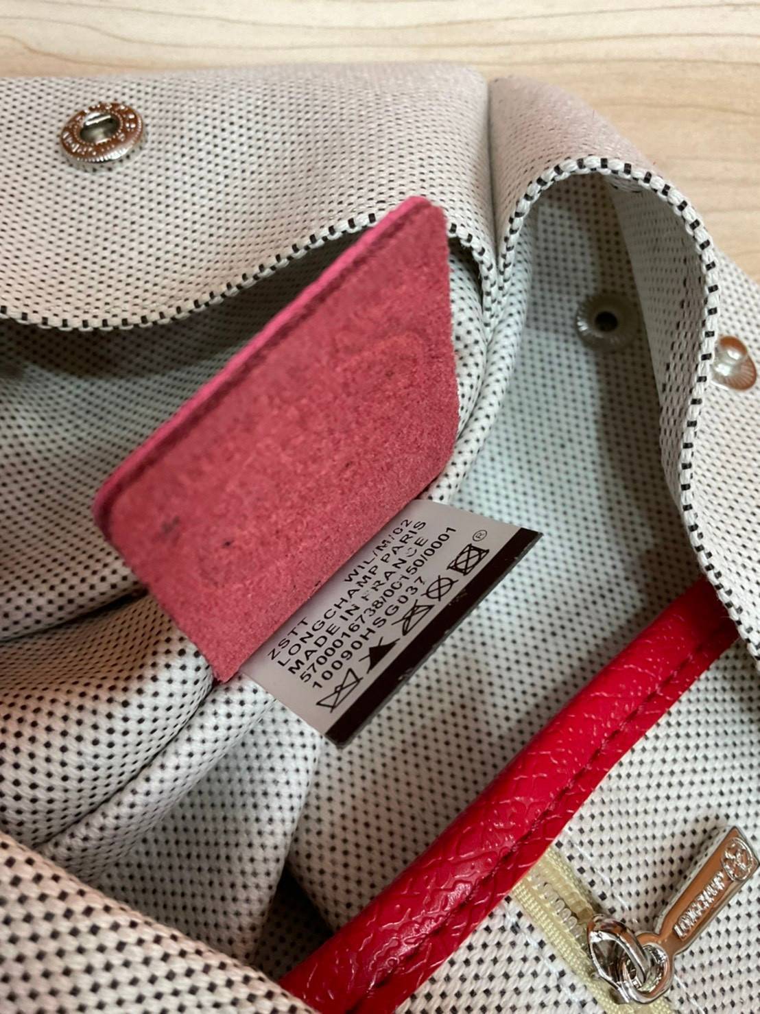 LONGCHAMP ESSENTIAL TOILE SHOULDER BAG L ECRU กระเป๋าสะพายข้าง รุ่นใหม่ล่าสุดทรงฮิต!! ฮิตกันมากๆในเหล่าบรรดาเซเลป วัสดุ Cotton Canvas & Grained cowhide ด้วยดีไซน์ทรงสวยคลาสสิค ขนาดกำลังดีเนื้อหนา ตั้งอยู่ทรง น้ำหนักเบา