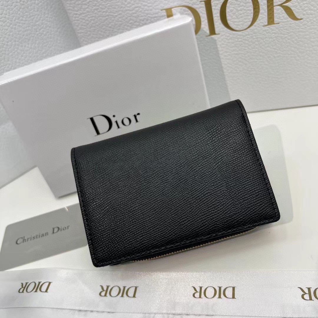 DIOR WALLET รุ่นใหม่ล่าสุด! กระเป๋าสตางค์ใบกลาง รับทรัพย์ จากแบรนด์ DIOR หนังสวยหรู ตกแต่งกิมมิคด้วยตัวห้อย D ด้านหน้า
