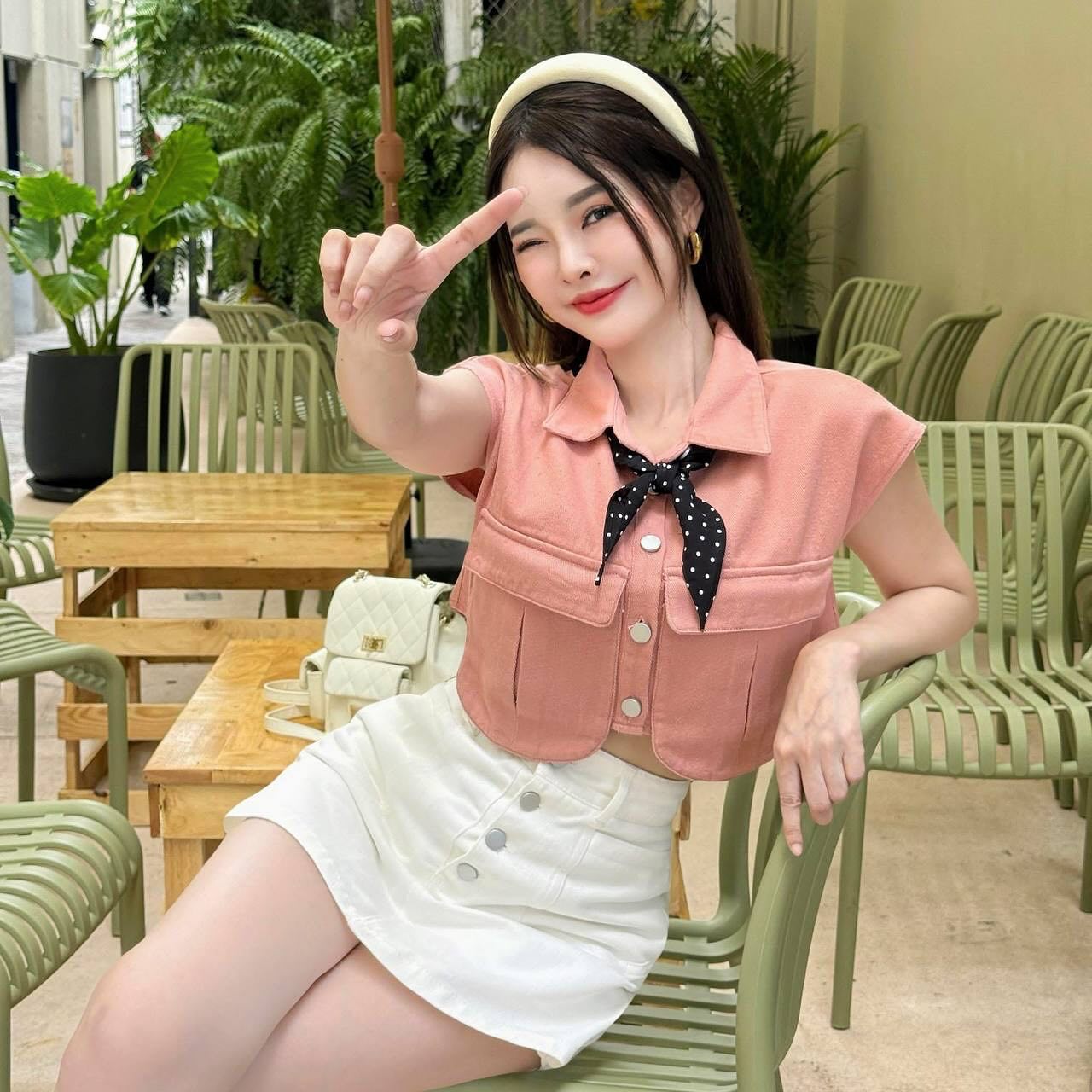 ⸝ ⸝ เช่าชุดเที่ยว by Princess 💕 Keep me around เสริฟลุคสวย สดใหม่ ไม่ซ้ำใคร เซตผ้ายีนส์ทั้งชุด เสื้อยีนส์ชมพูทรงสวยเก๋ กระโปรงกางเกงยีนส์ขาวเอวสูง มีผ้าพันคอpolkadot มาให้ใส่สวยๆ ดีอ่า สวยทุกตรง !!