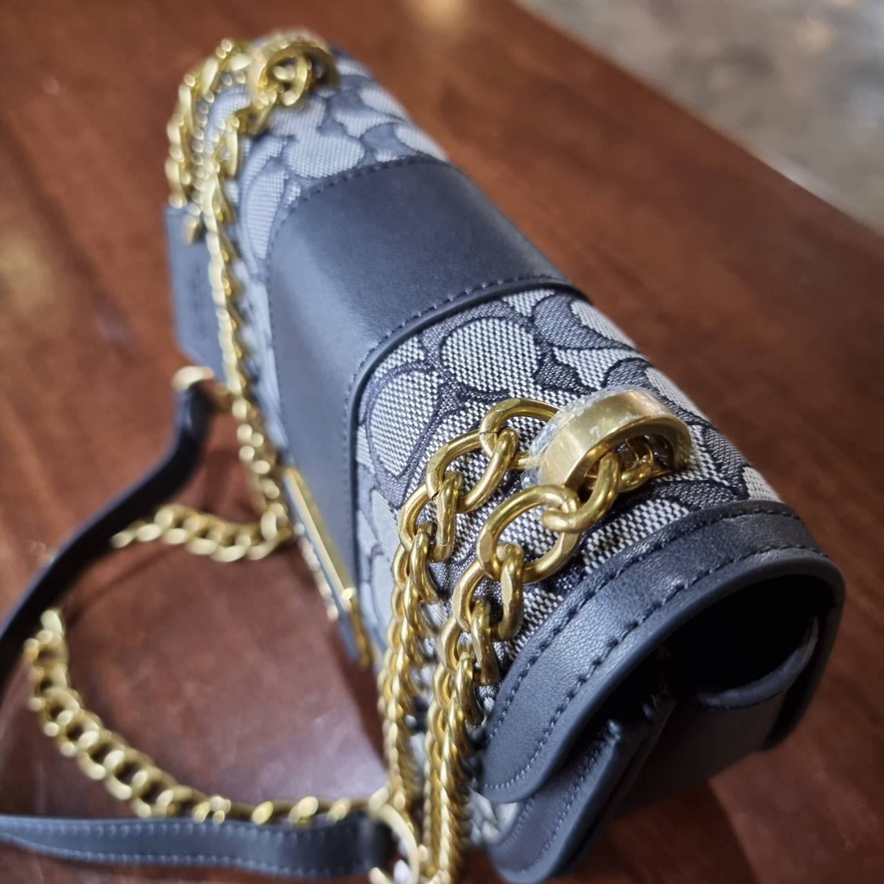 COACH ALIE SADDLE BAG IN SIGNATURE JACQUARD (C4694//C3464) New item!! กระเป๋าสะพายทรง saddle ดีไซน์วินเทจย้อนยุค แฝงความหรูในตัวด้วยอะไหล่สีทองเหลือง โดดเด่นไม่ซ้ำใครแน่นอน วัสดุผ้า jacquard สลับหนังแท้ ภายในเป็นช่องโล่ง มาพร้อมสายสะพายครอสบอดี้ ที่สามารถ