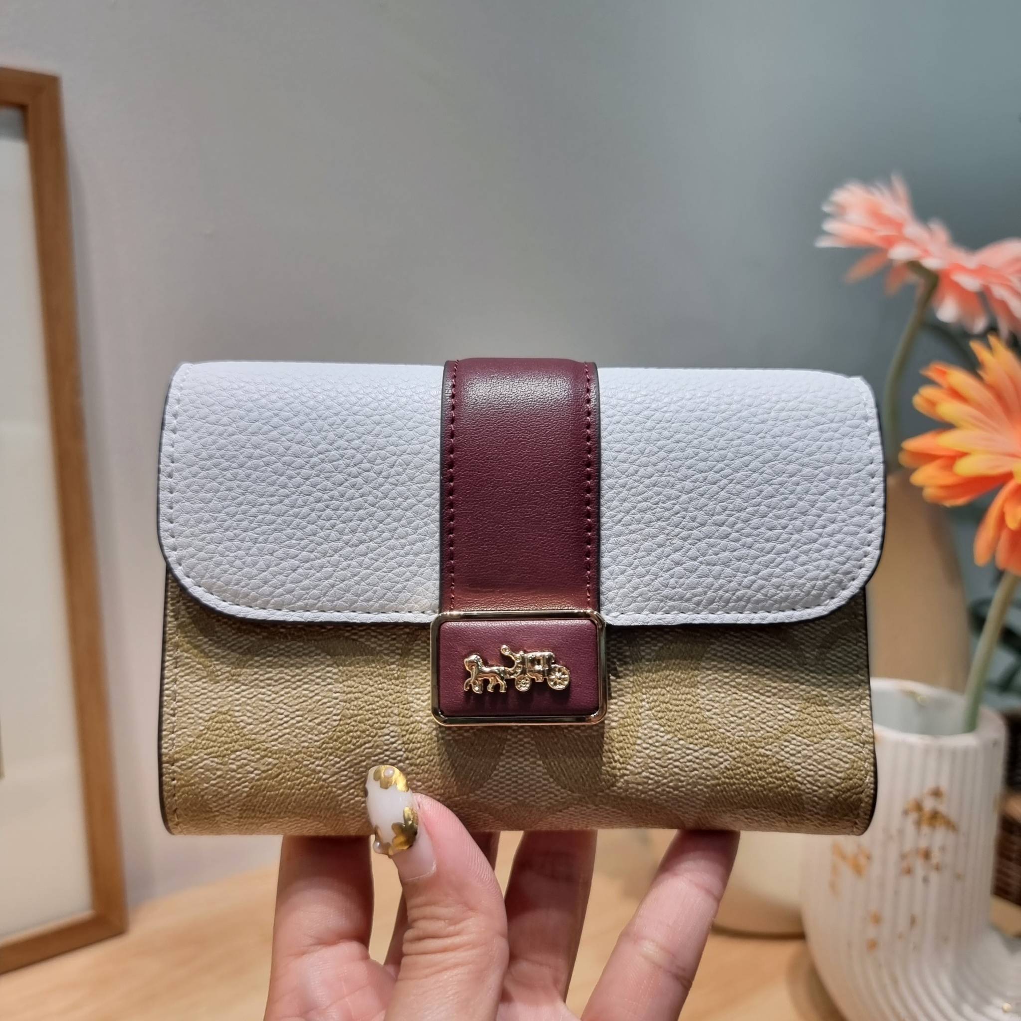 COACH MEDIUM GRACE WALLET IN SIGNATURE CANVAS CC061 CC060 CC059 พร้อมส่ง 5 สี กระเป๋าสตางค์ใบกลาง ดีไซน์หรู โดดเด่นด้วยโลโก้สไตล์วินเทจ คลาสสิค โทนสีใช้งานง่าย