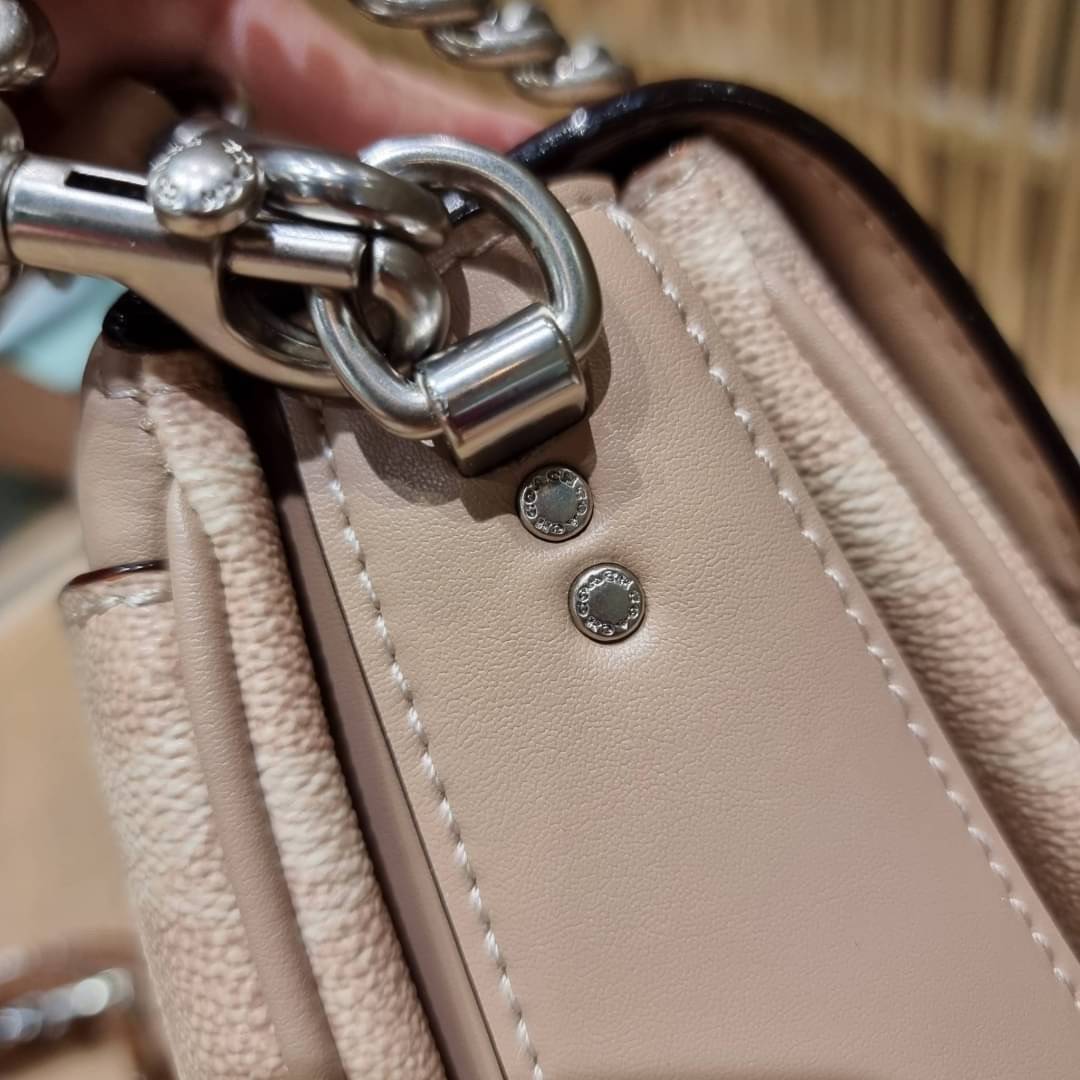 COACH 89089 CASSIE CROSSBODY 19 IN SIGNATURE CANVAS คัมแบ็คแล้วจ้า!! เรียบหรู ดูดี ต้องไอเท็มนี้เลย!! กระเป๋าสะพายข้าง สุดพิเศษ!! มีสายมาให้ถึง 3 แบบ!! สลับใช้แมทช์ตามสไตล์ได้เลย วัสดุหนังแคนวาสสลับหนังแท้ บอกเลยว่าสวยทุกสีนะคอลนี้ เปิด-ปิดด้วยตัวบิดล็อค 
