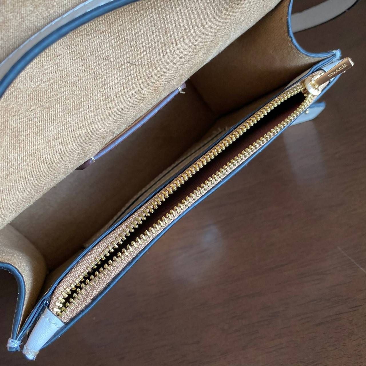 COACH C5592 MINI BRYNN CROSSBODY IN SIGNATURE CANVAS กระเป๋าถือ กระเป๋าสะพาย ไซร์มินิ ลุคคุณหนูสุดเก๋ จะถือเป็นครัชหรือสะพายเป็นครอสบอดี้สุดชิลๆได้หมด วัสดุหนังแคนวาสคุณภาพ ตกแต่งดีเทลหรูด้วยหนังแท้ อะไหล่สีทอง งานสวย เปิด-ปิด ด้วยตัวกด-ล๊อคแบบอัตโนมัติ ด