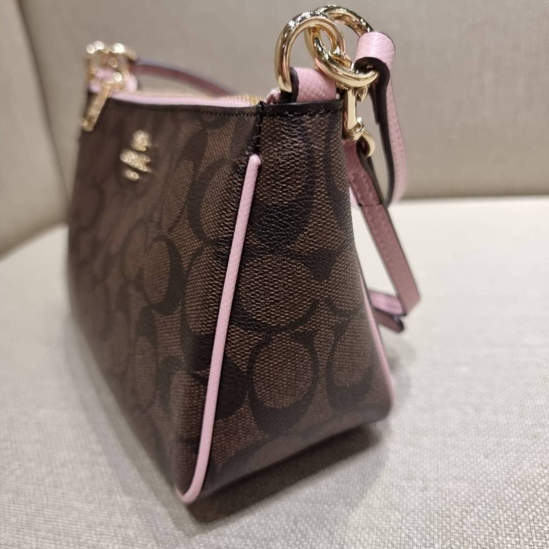 COACH 36674 TOP HANDLE POUCH IN SIGNATURE JACQUARD กระเป๋าทรงพอช ยอดฮิต ยกขึ้นแท่น ด้วยดีไซน์ที่ออกมาให้ใช้งานได้ง่าย ขนาดกำลังเหมาะ วัสดุหนังแคนวาสทนทาน ดีไปหมดขนาดนี้!! คุณลูกค้าถึงสั่งกันรัวๆจริงๆ ภายในโล่งกว้าง ใส่โทรศัพท์ได้ทุกรุ่น มาพร้อมสายคล้องแขน