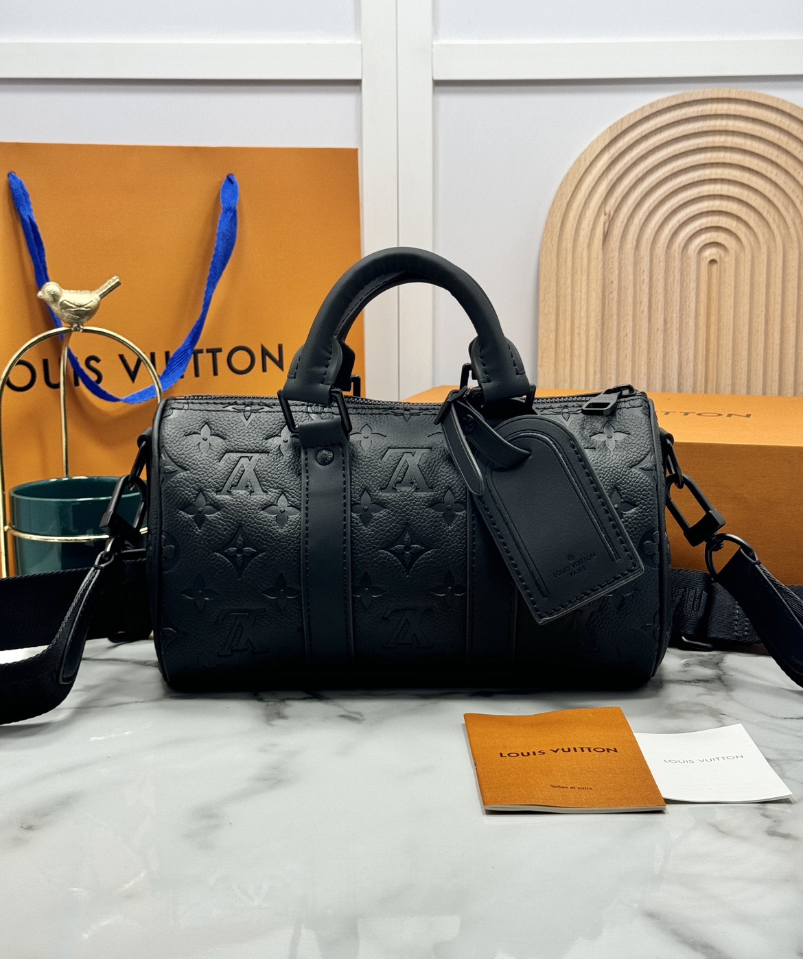 TOP ORI หนังแท้ | LV Keepall Bandoulière 25 กระเป๋าสะพายทรงหมอนสุดไอคอนิก หนังแท้ Taurillon ลายเกรน ฉลุลายโมโนแกรมสวยหรูคลาสสิก โทนสีหรูหราเข้ากันอย่างลงตัว