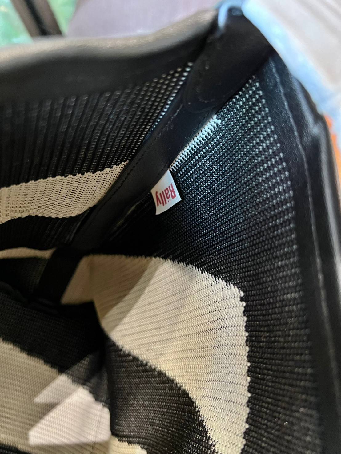 Rally movement the bag Knit Black เป็นไอเท็มที่ฮอตสุดๆแห่งปีจริงๆ กับกระเป๋าทรงบัคเก็ต น้ำหนักเบาๆ ฮอทติดลมบน จุของได้แบบหนำใจ ทอลายโลโก้ด้วยเทคนิค Sturdy Stretch Knit